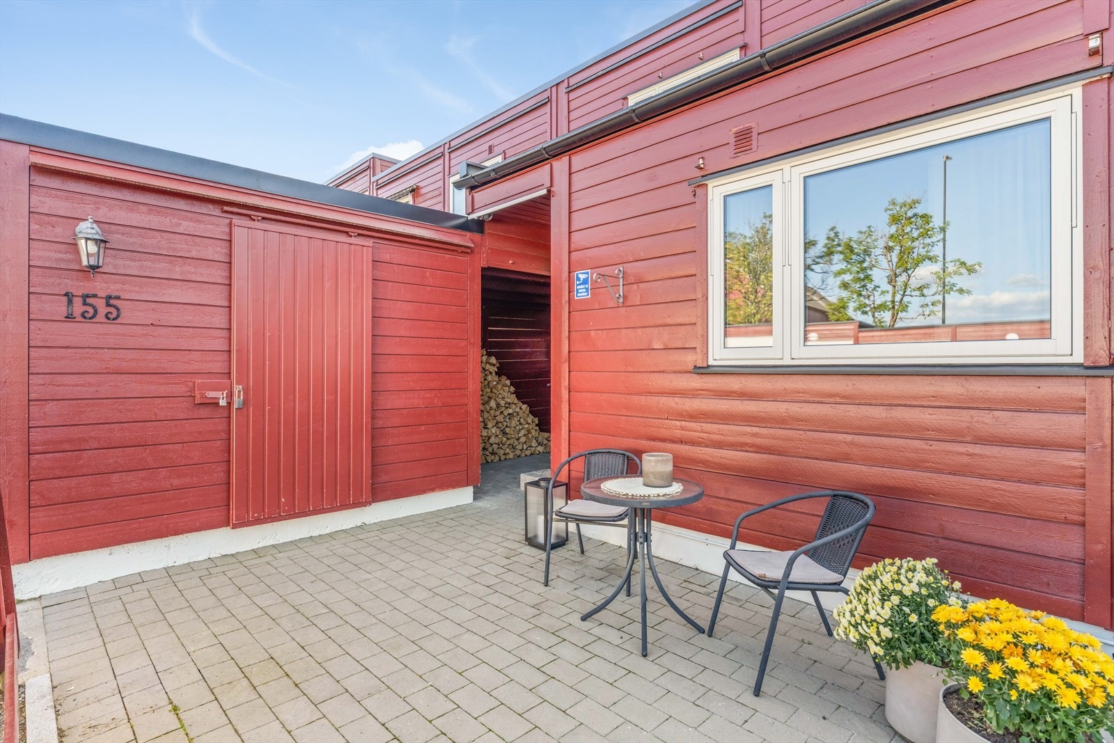 Et hyggelig inngangsparti med plass til en liten sittegruppe og en fin, lun atmosfære. Galleribilde