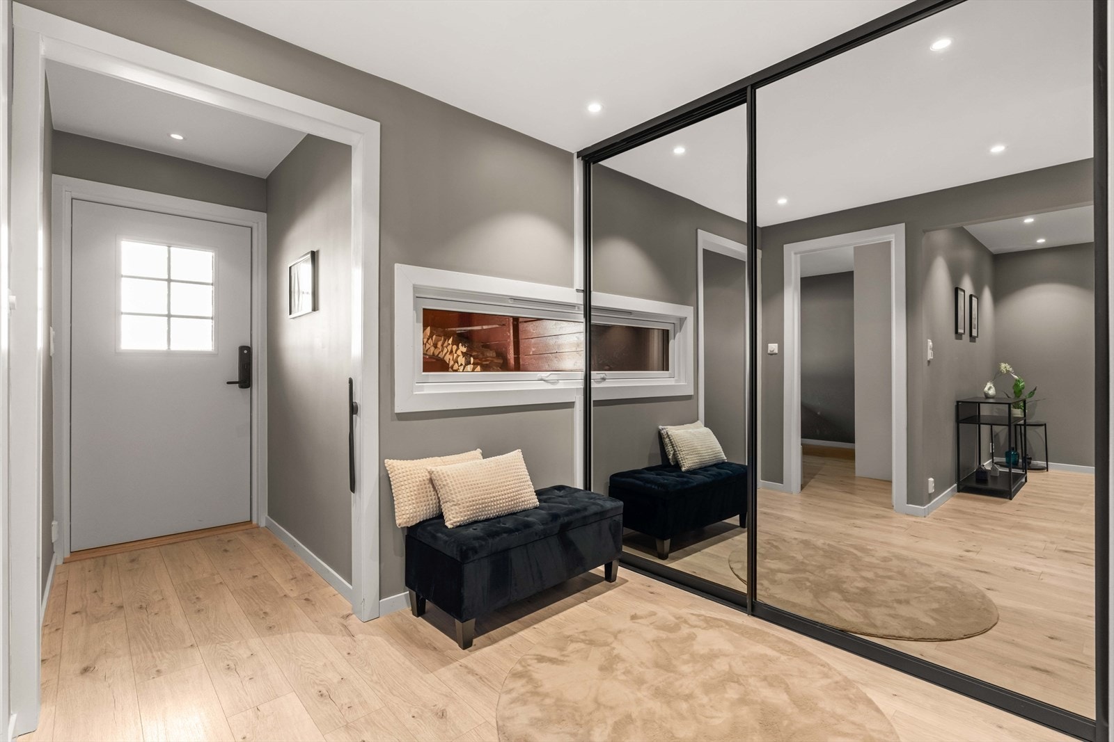 Entréen gir et pent førsteinntrykk med moderne overflater, praktiske oppbevaringsmuligheter og god forbindelse videre inn i boligen. Galleribilde