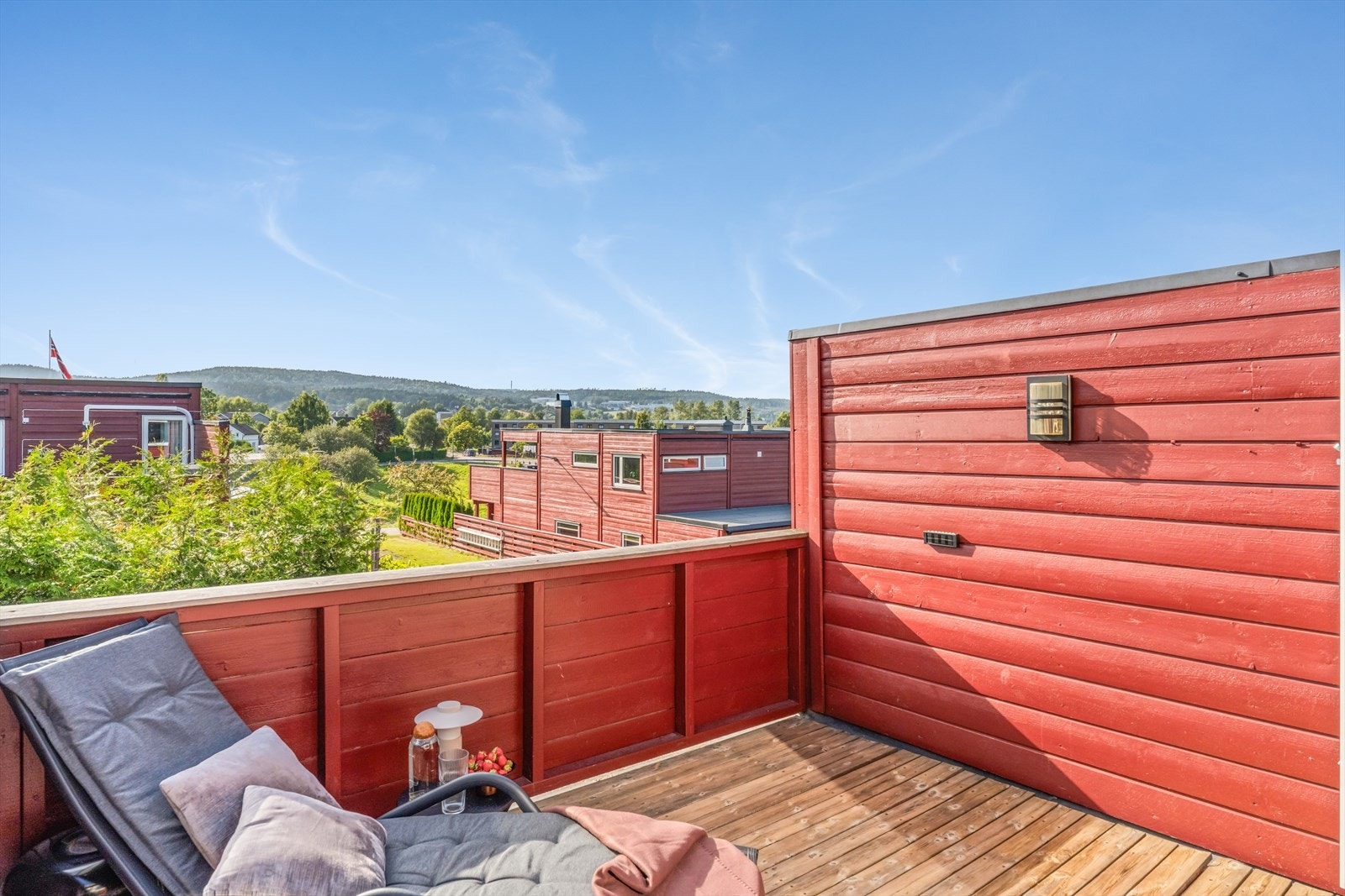 Terrassen byr på en skjermet og hyggelig uteplass med god plass til utemøbler. Galleribilde