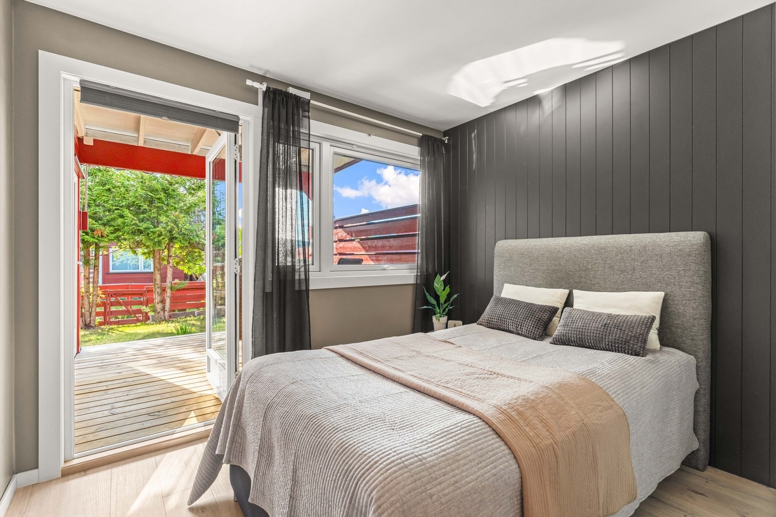 Fra hovedsoverommet og soverom 2 er det direkte utgang til uteplassen - en flott kvalitet på varme sommerdager. Galleribilde