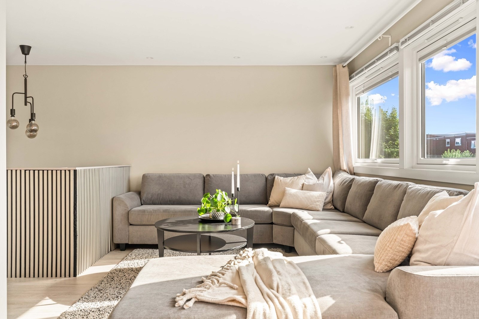 Store vindusflater slipper inn rikelig med dagslys og gir stuen en behagelig og luftig romfølelse. Galleribilde