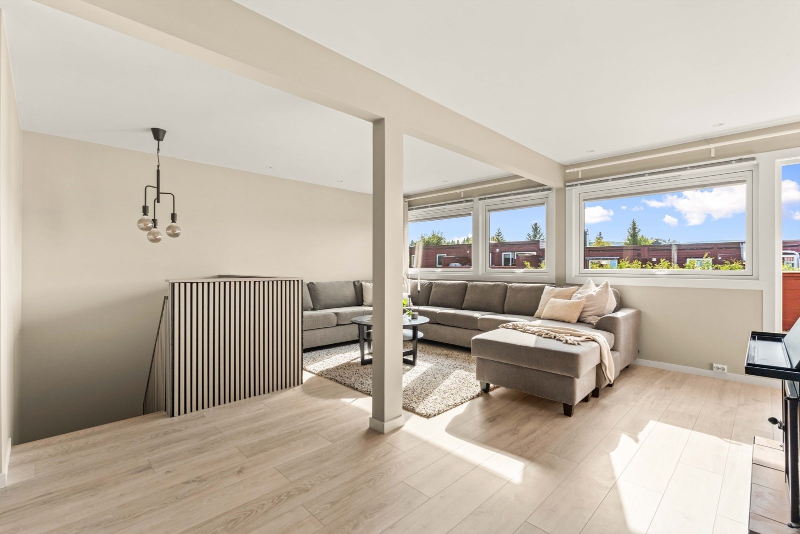 Stuen byr på god plass til en romslig sofagruppe, samtidig som den åpne planløsningen gir fin kontakt med resten av etasjen. Galleribilde