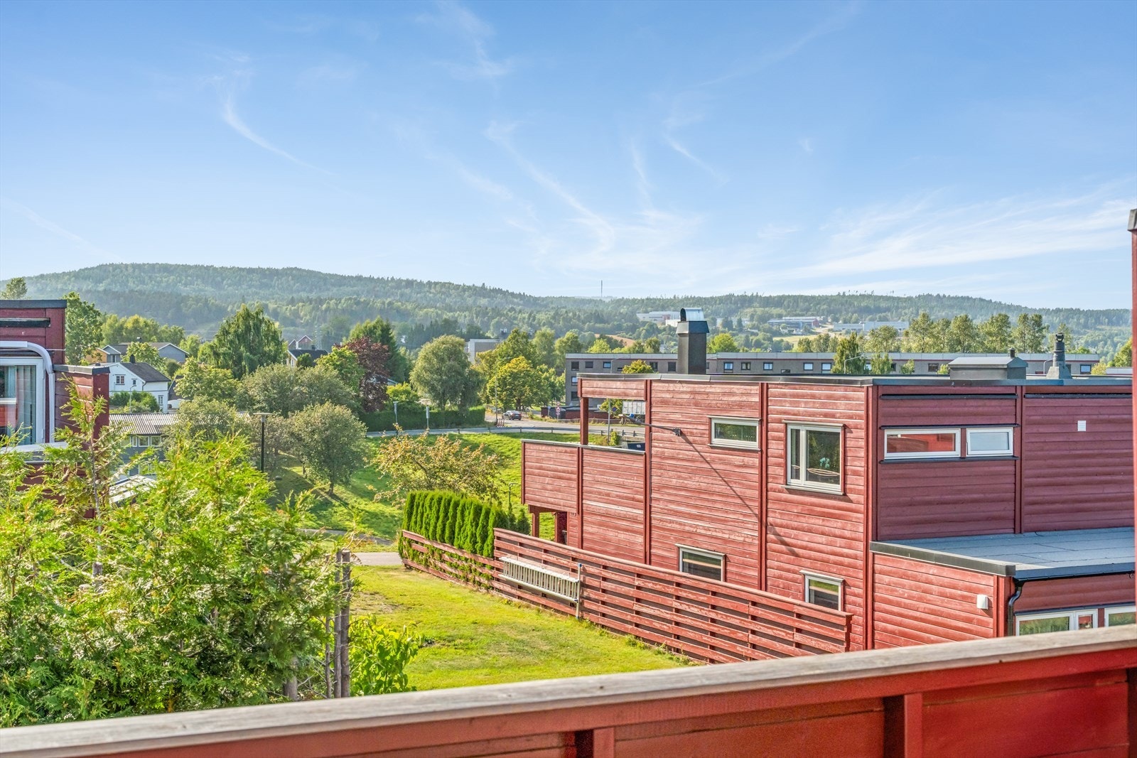 Herfra kan du nyte et åpent utsyn over nærområdet og grønne omgivelser. Galleribilde