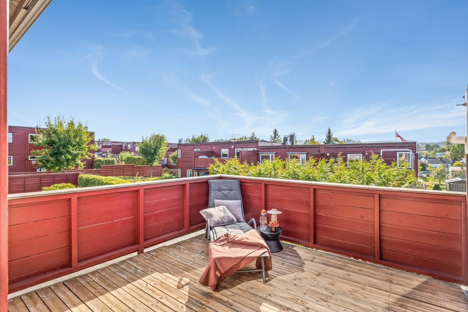 Fra oppholdsetasjen er det utgang til en herlig terrasse på ca. 9 m² - en fin forlengelse av boligens sosiale soner. Galleribilde