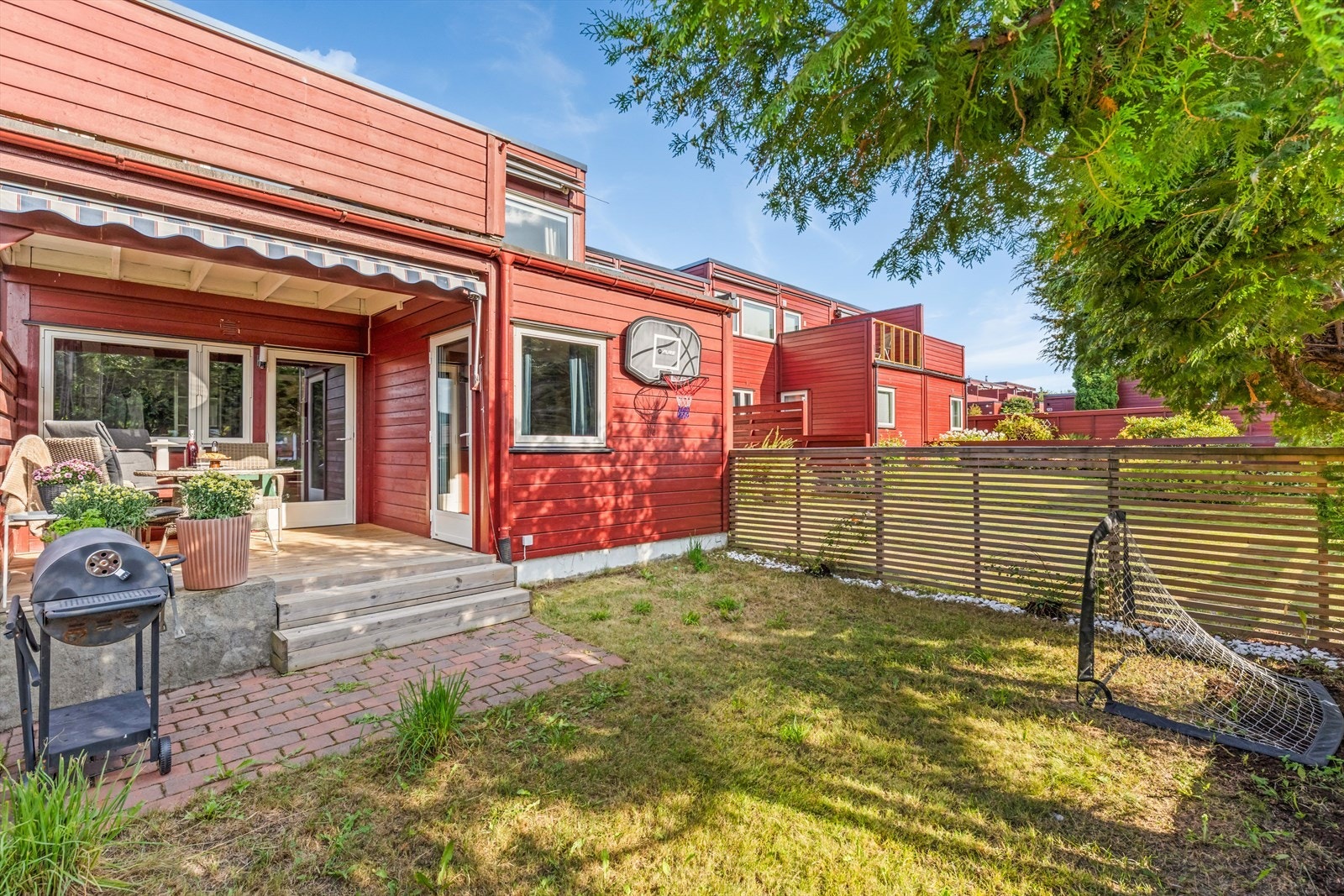 Uteområdet gir plass til både lek og avslapning, med terrasse, gressareal og skjermende beplantning. Galleribilde