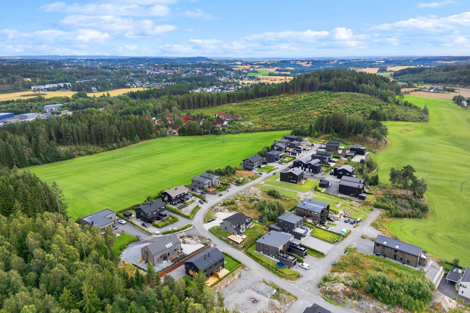 Flere utebilder, merk boligen vi selger ligger på gruset område foran avbildet bolig Galleribilde