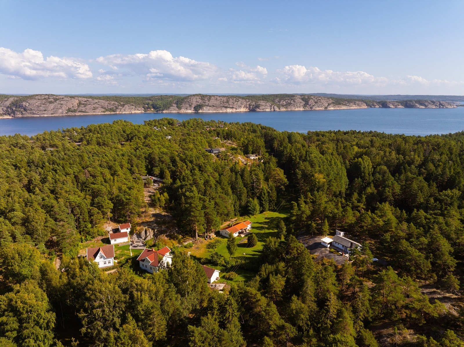 Fra hytta er det slippers-avstand til bademuligheter i både Gravningsund og idylliske Gjøkvika med en langgrunn, meget barnevennlig sandstrand. Galleribilde