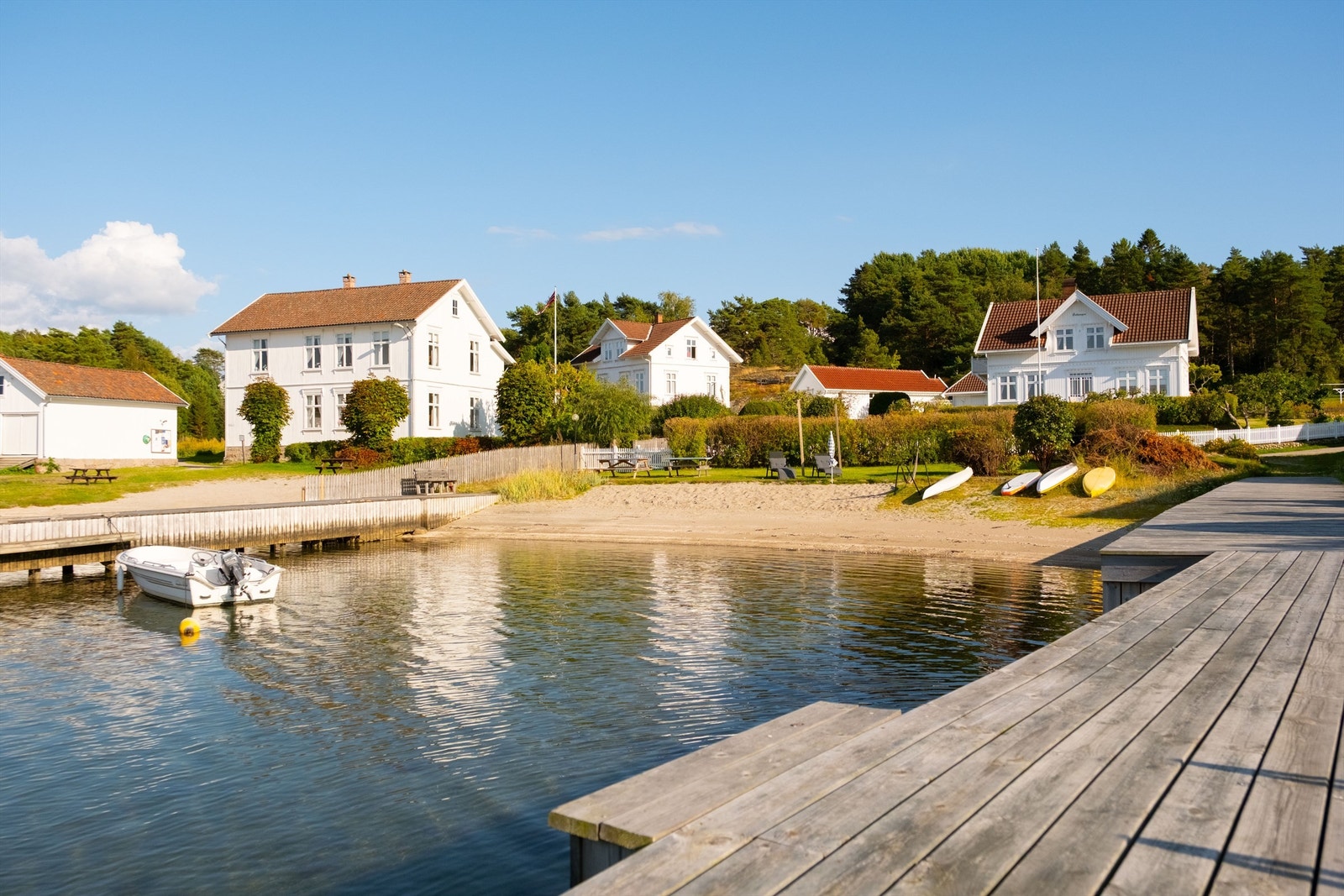 Maritim og historiefylt idyll i Buvika møter deg straks du er av fergen fra Skjærhalden. Galleribilde