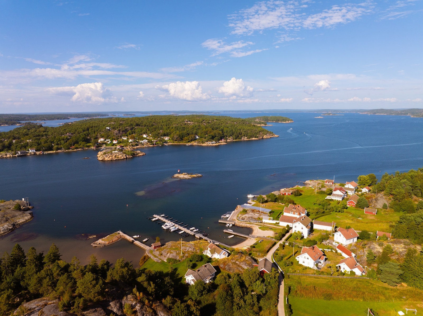 Til fots tar det få minutter å gå til og fra Gravningsund, det nærmeste av øyas to fergeleier. Galleribilde