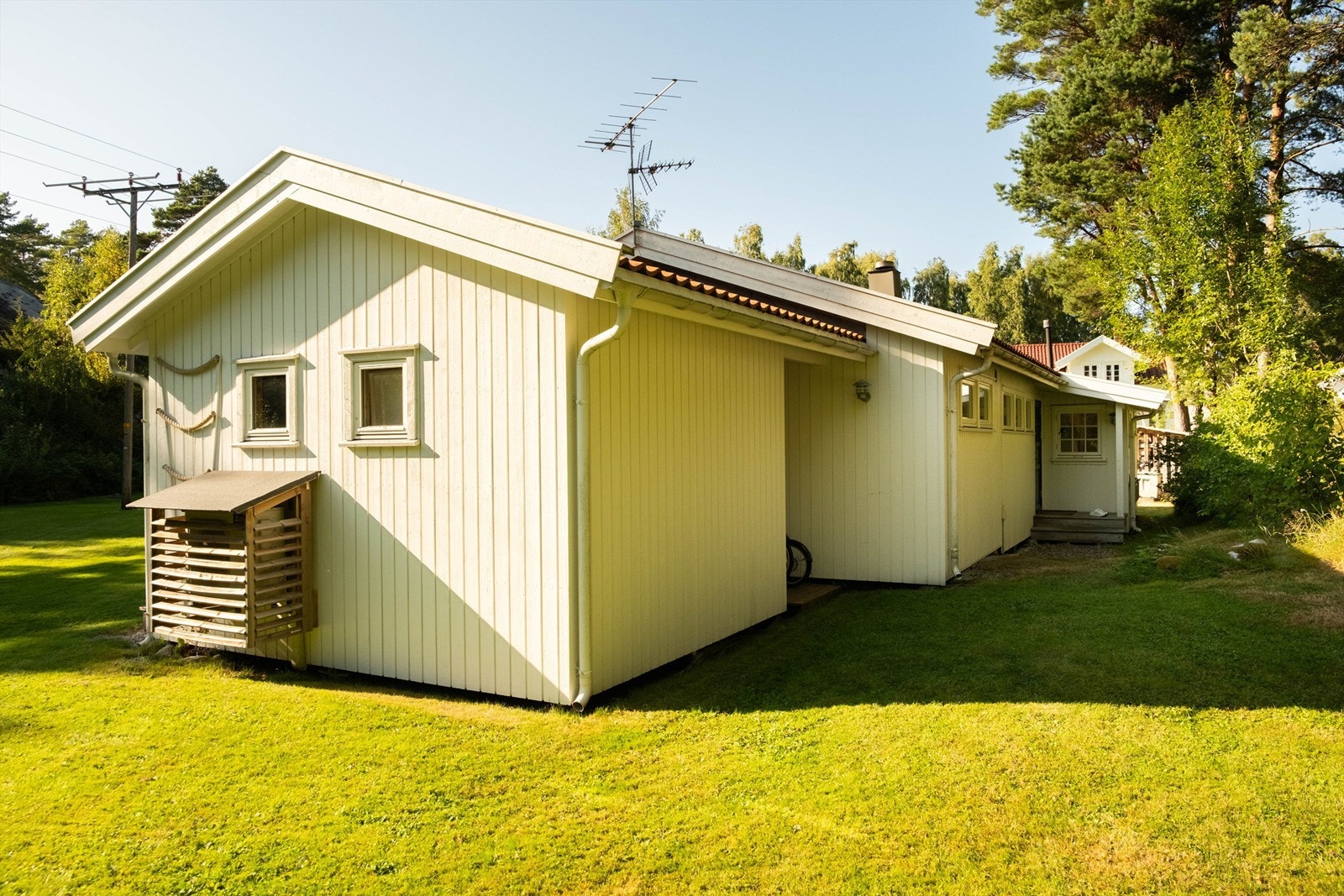 Inngangspartiet og svalgangen foran uteboden er begge skjermet mot nedbør. Galleribilde