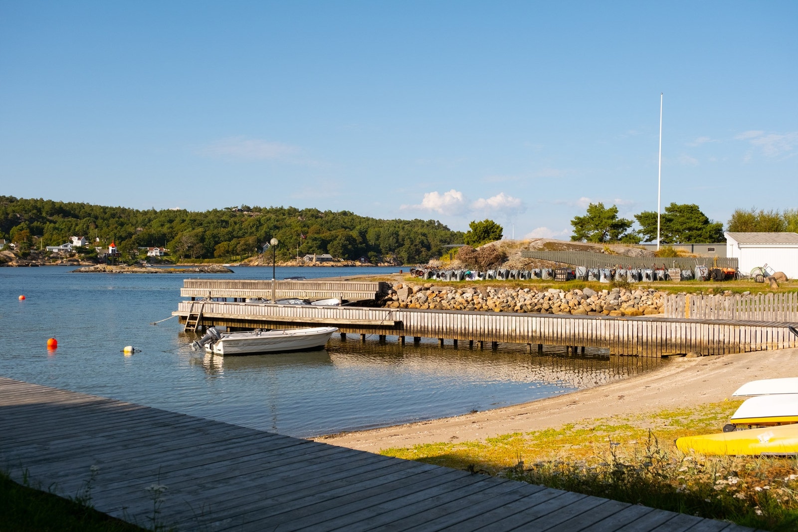 Året igjennom er det flere daglige avganger mellom Gravningsund og Skjærhalden. Galleribilde