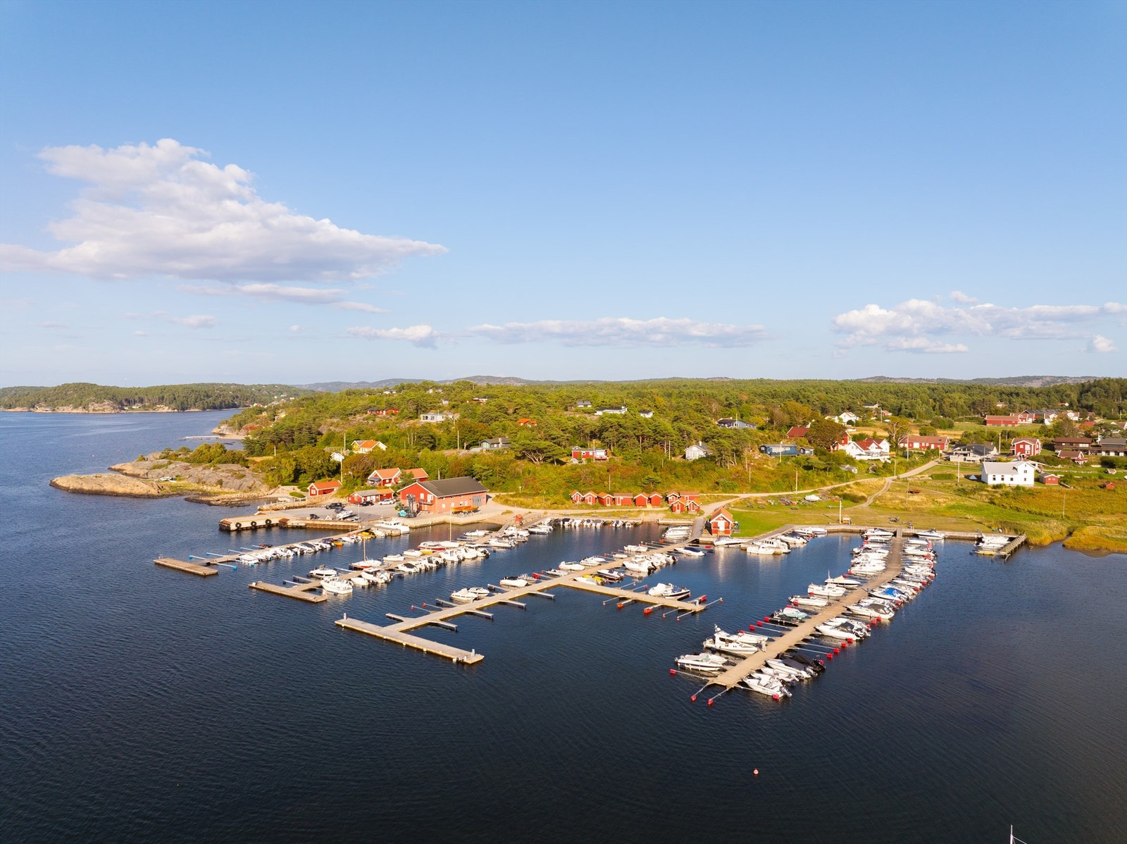 Dagens eier leier privat båtplass ved Nedgården vest på øya, en liten sykkeltur unna hytta. Galleribilde