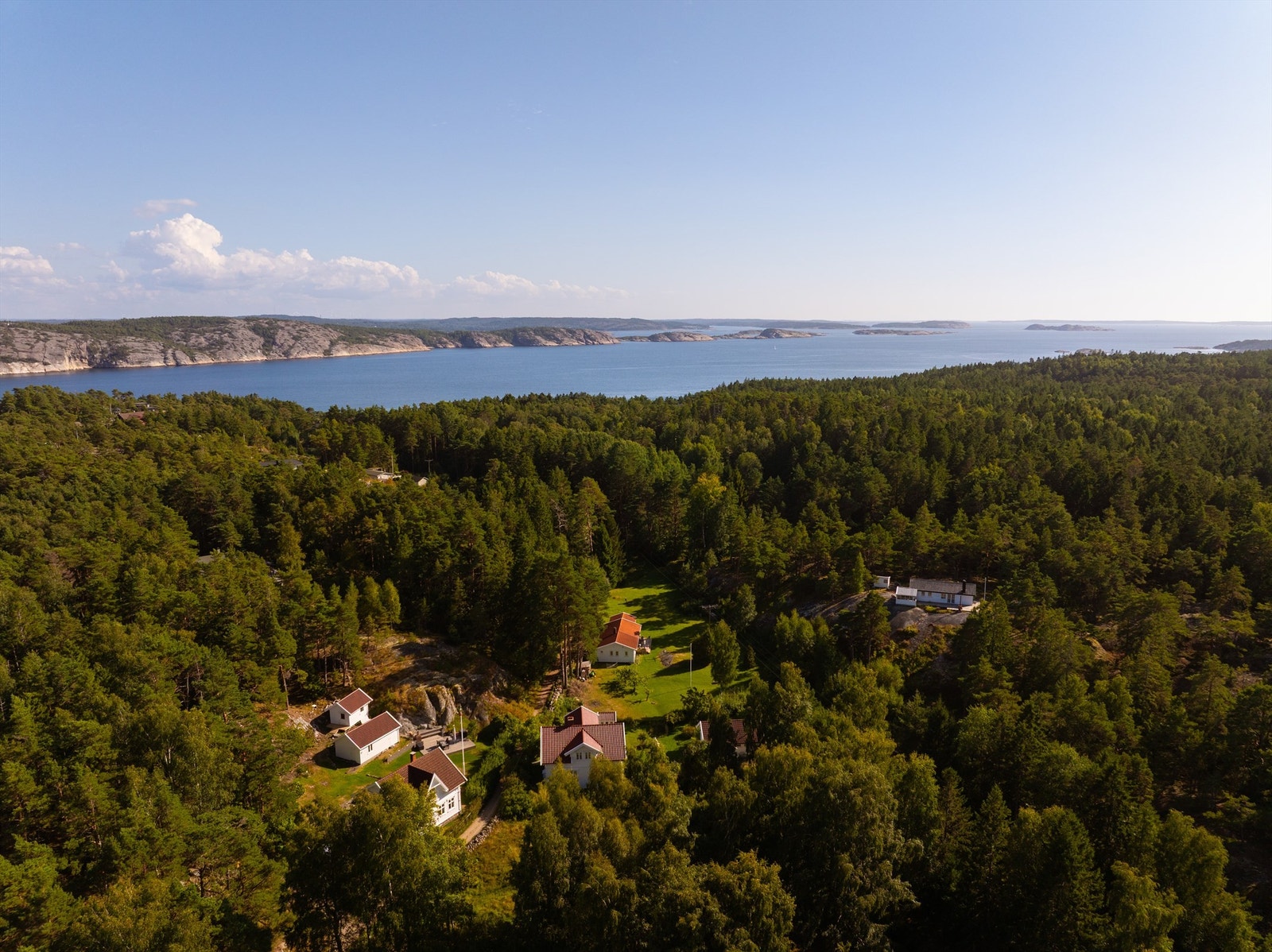 Med Norges kanskje vakreste skjærgård og den svenske vestkysten like utenfor, er utfluktsmulighetene med båt nær sagt utallige. Galleribilde