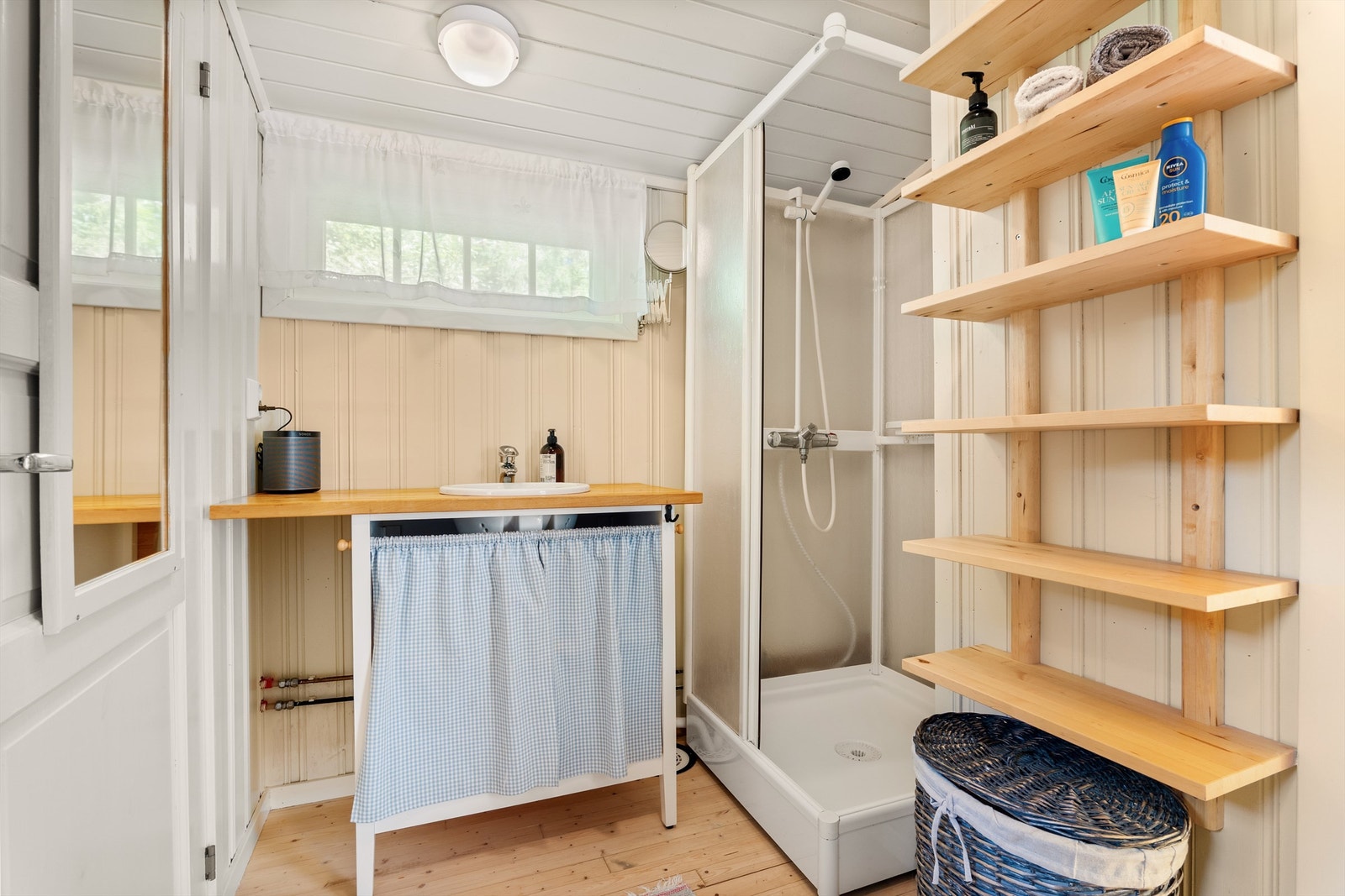 Badet er fra ukjent årstall og tilfredsstiller ikke dagens krav til våtrom. Rommet er i helhet gitt TG 3, men funksjonelt. Dusjkabinett begrenser vann på gulv og vegger. Galleribilde