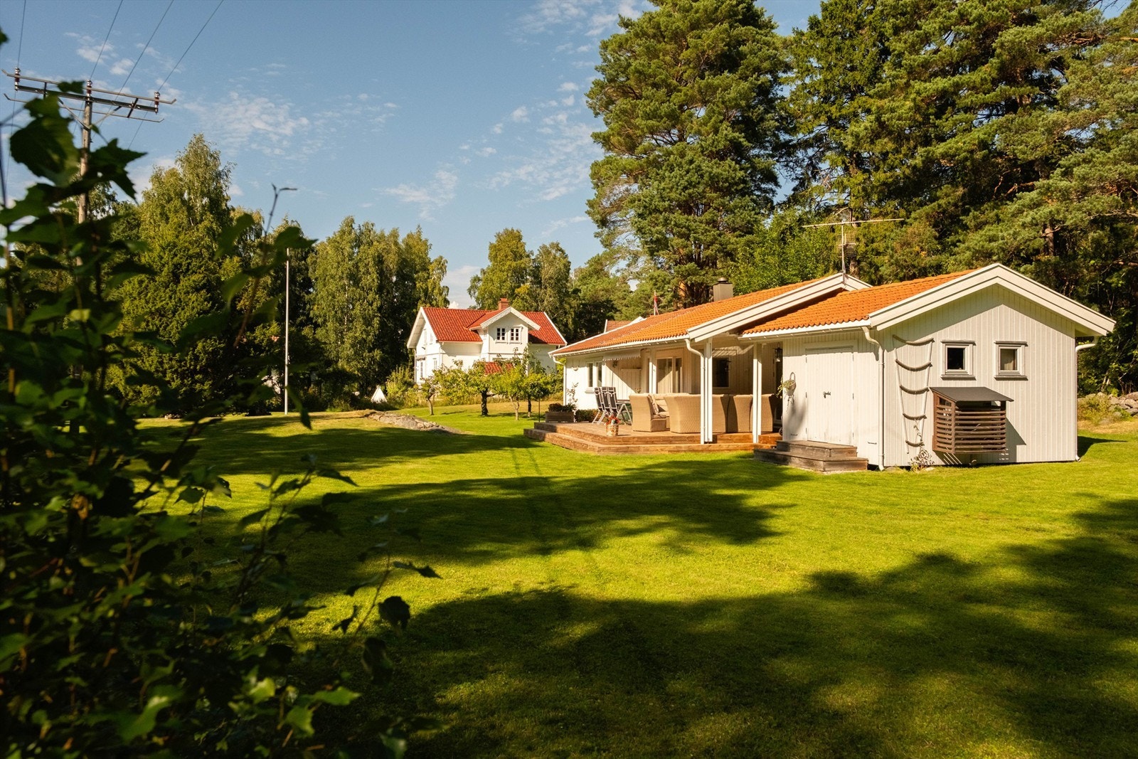 Hyttas opprinnelige del er fra 1965, men ble i 2009 oppgradert og tilbygget mot sør med blant annet nytt soverom og en stor utebod. Galleribilde