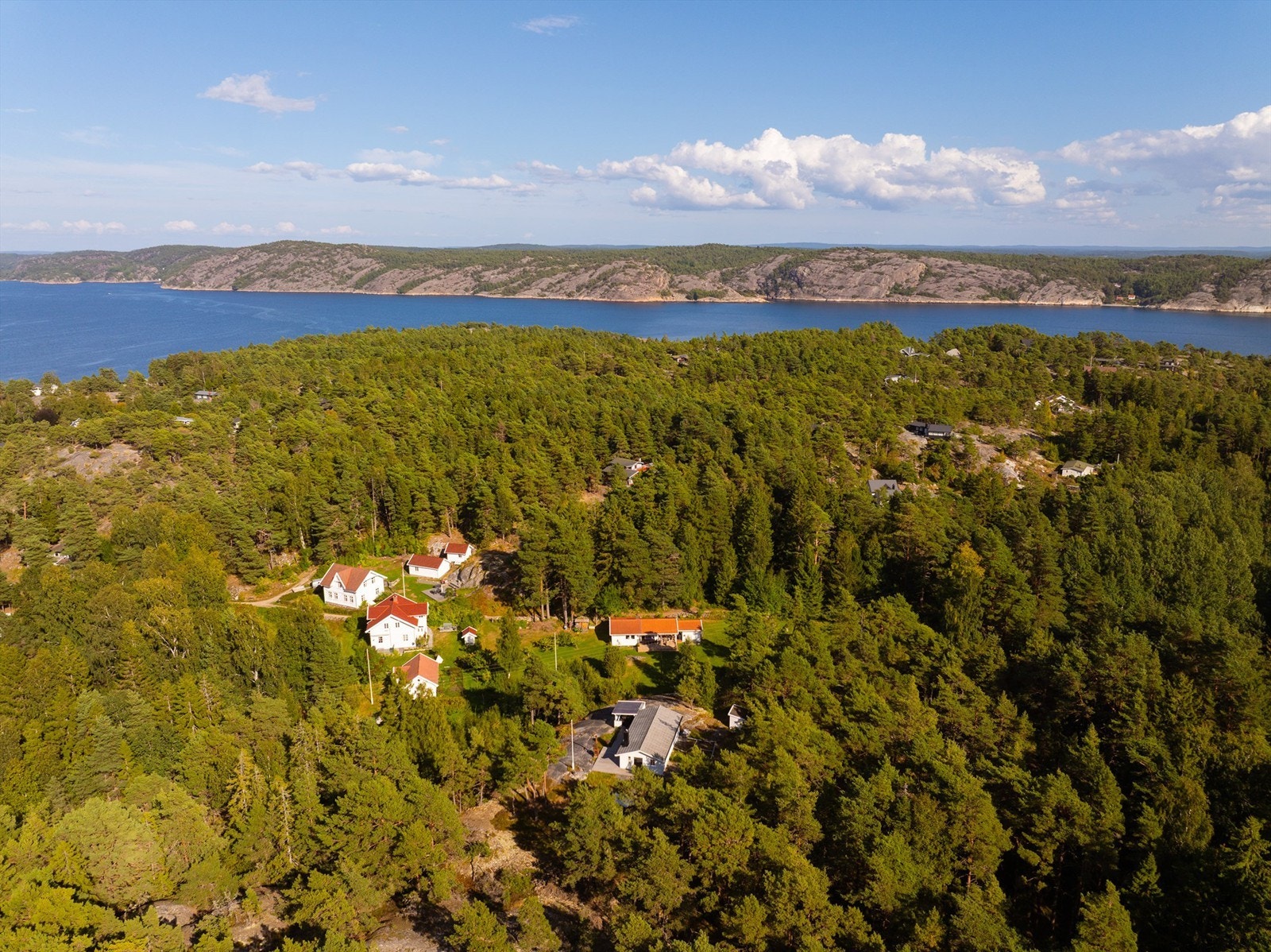 Blant de mange Hvalerøyene er Søndre Sandøy noe helt for seg selv. Velholdt bebyggelse, vakre hager og en rolig atmosfære preger øya. Galleribilde