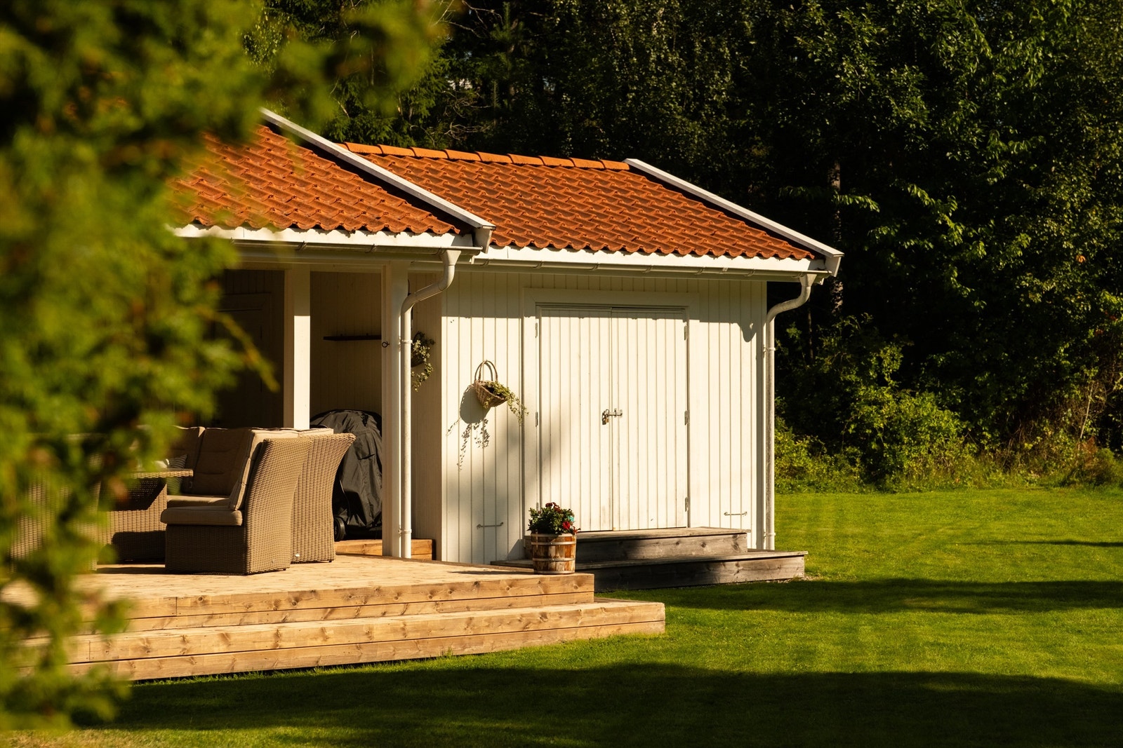 Redskaper og hageleker kan enkelt tas ut og inn til den store, uisolerte redskapsboden oppført i 2009. Galleribilde