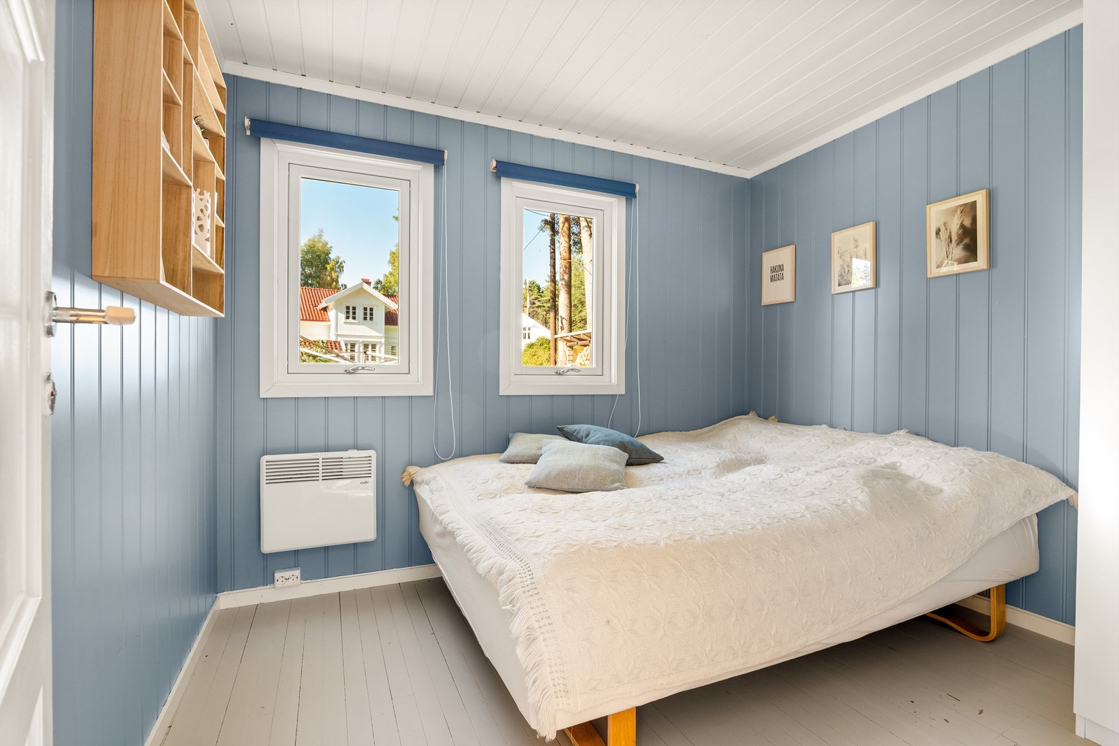 Hytta inneholder i dag tre soverom med sengeplass for åtte personer. Galleribilde