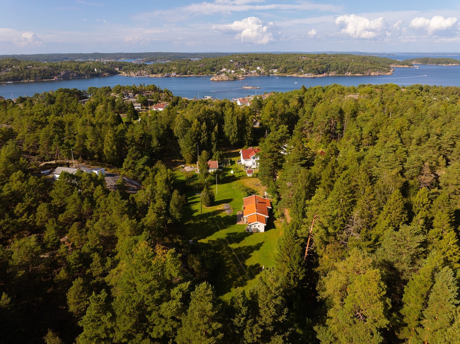 Eiendommen utgjør en svært fredfylt og usjenert lysning i skogen mellom Buvika og Gjøkvika. Galleribilde