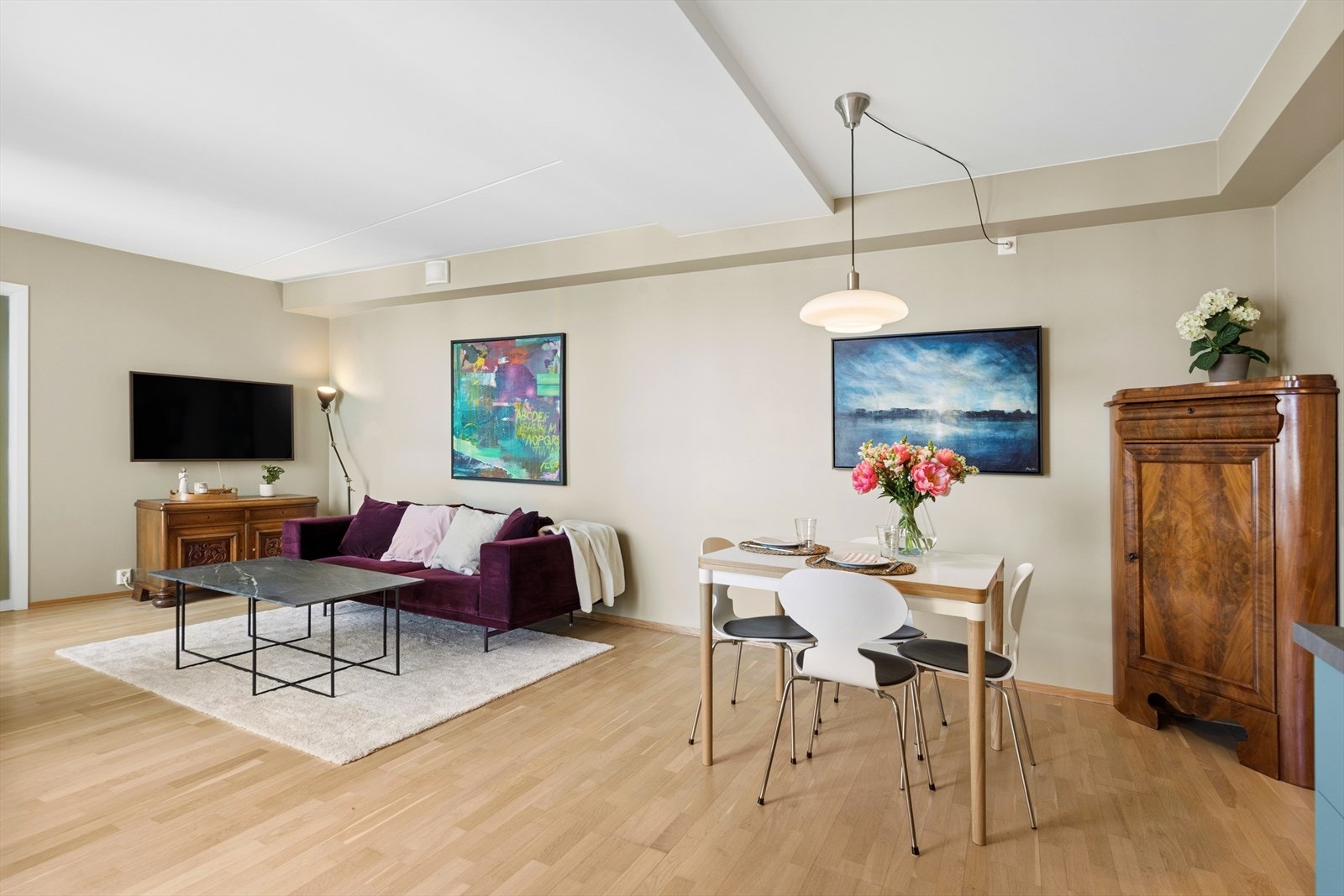 Stuen er lys og innbydende med god plass til både sofagruppe og spiseplass Galleribilde