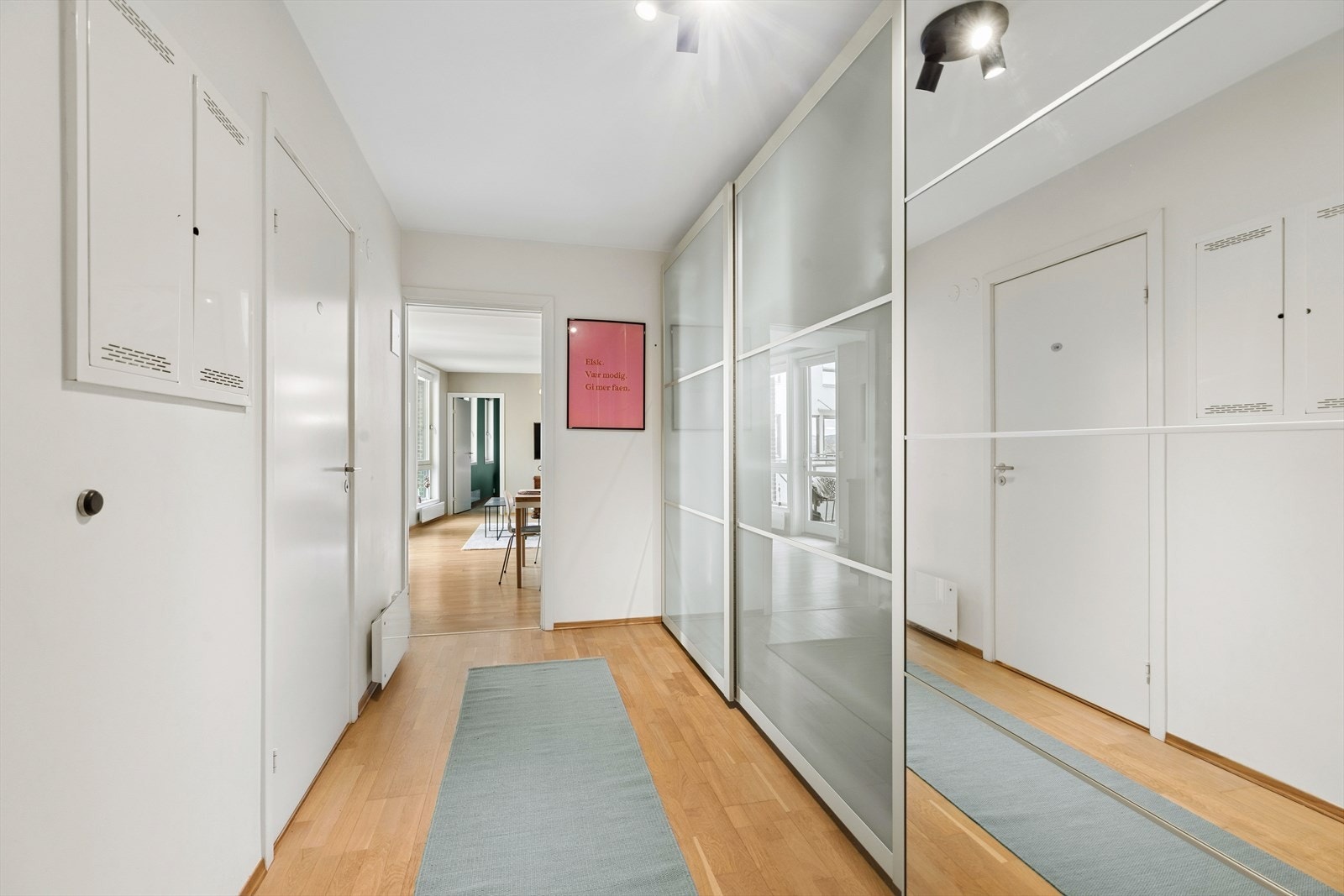Her er det gode oppbevaringsmuligheter i to romslige garderobeskap Galleribilde