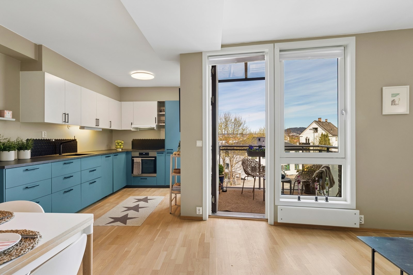 Fra stuen er det utgang til balkong på ca. 5 m² Galleribilde