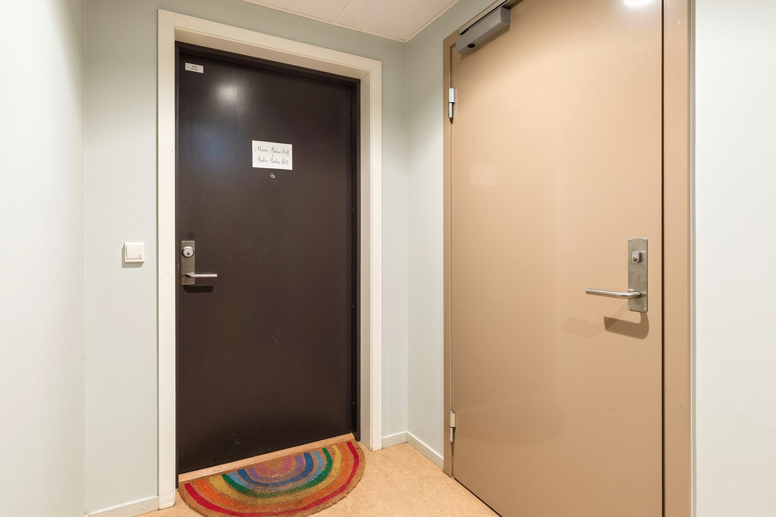 Boligen disponerer en praktisk ekstern bod på ca. 8 m², beliggende i samme etasje og vegg-i-vegg med leiligheten Galleribilde