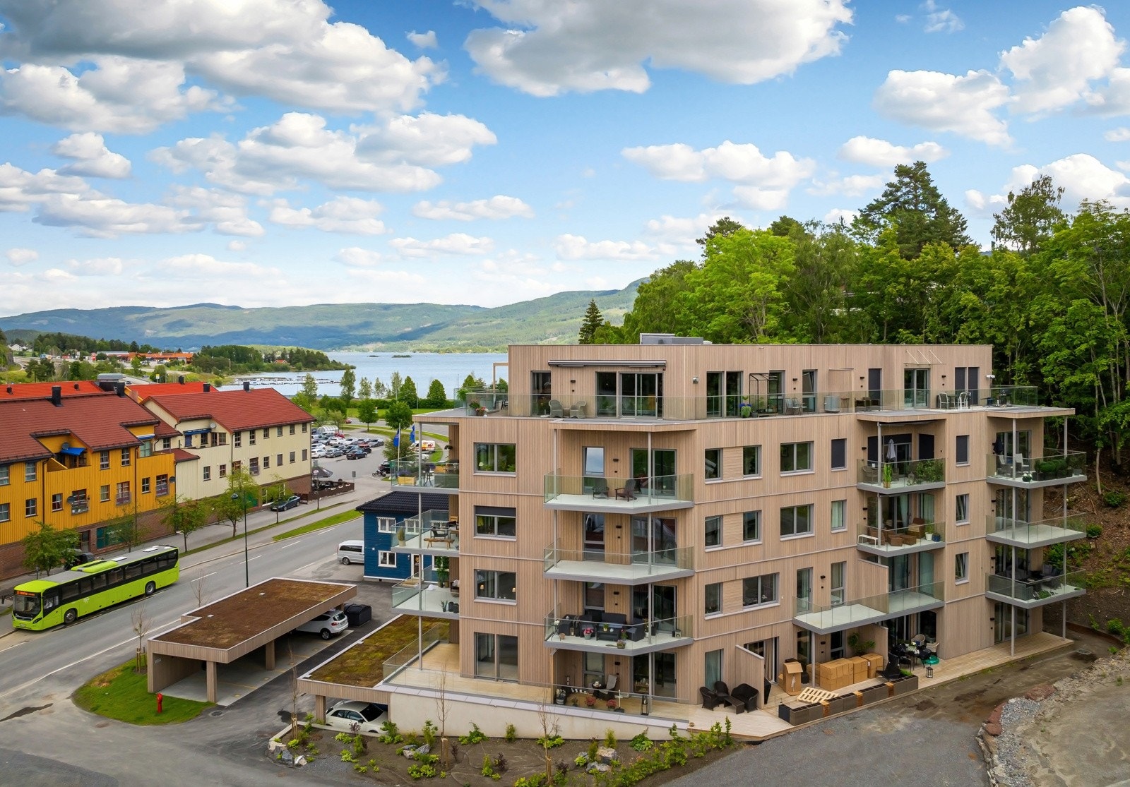 Moderne bygg i gjennomført stil, med bergvarme og solceller på taket. Galleribilde