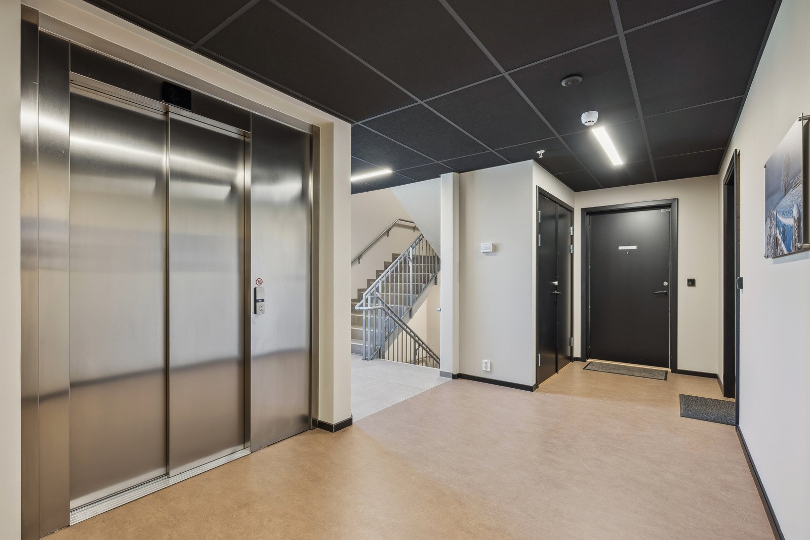 Bygget har heis fra leilighetens etasje direkte til parkeringsgarasje. Galleribilde
