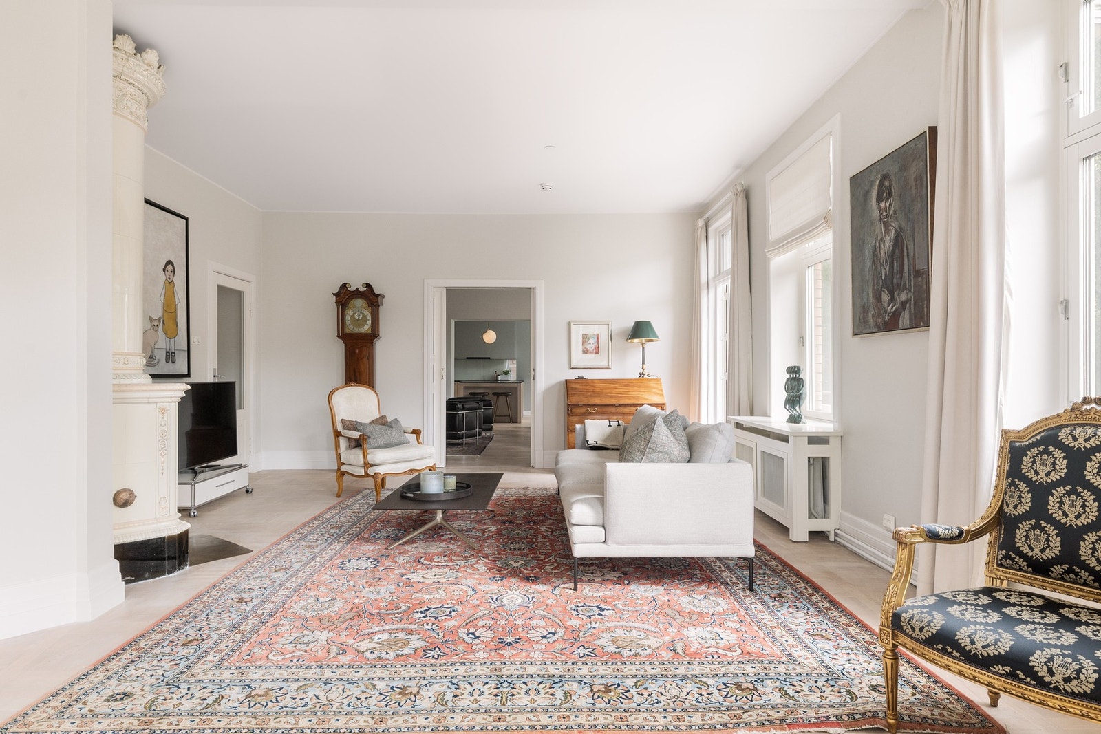 Raus hovedstue med god plass til flere sittegrupper og et naturlig samlingspunkt rundt kakkelovnen. Galleribilde
