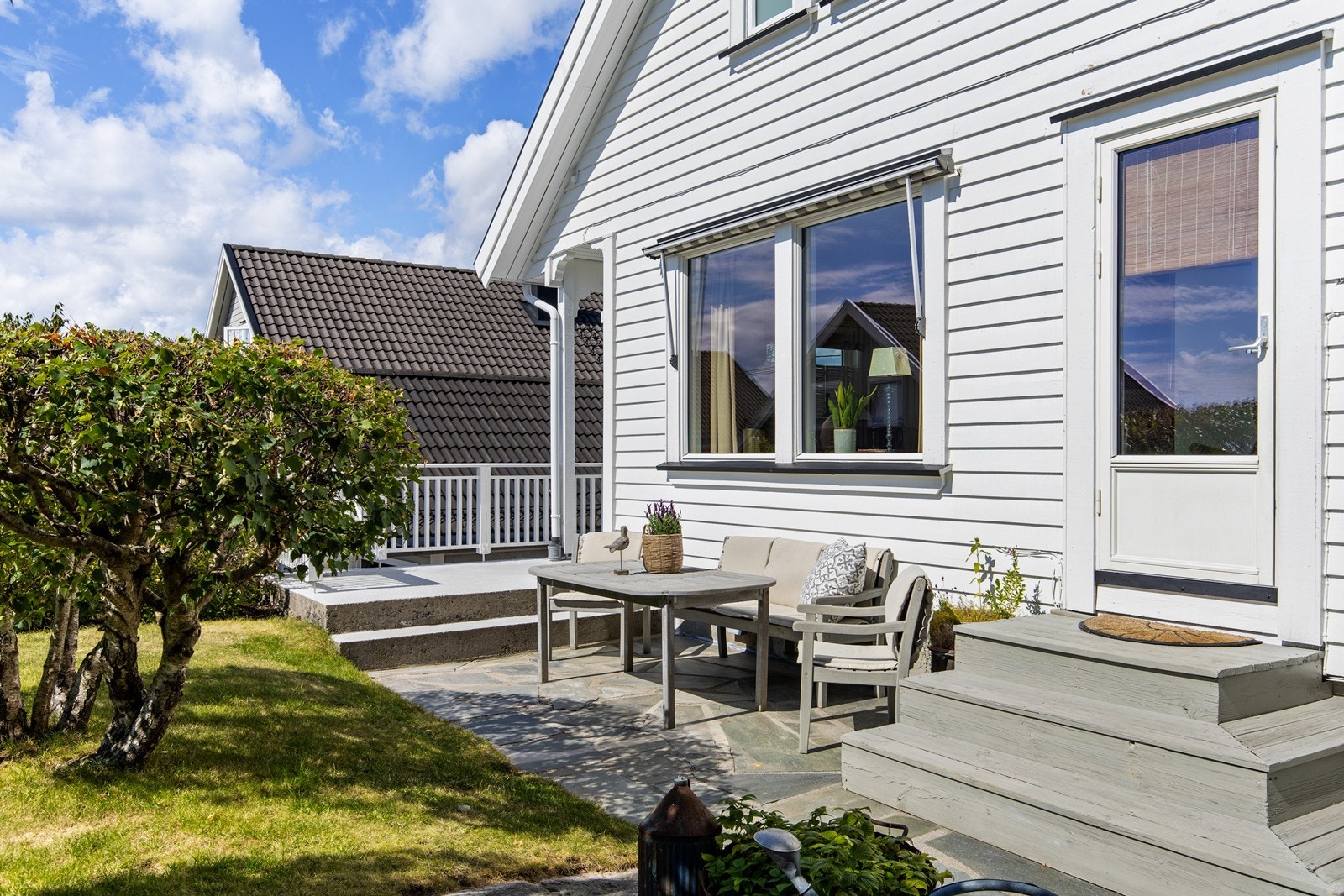 Uteområdene er fint opparbeidet og inviterer til late sommerdager. Galleribilde