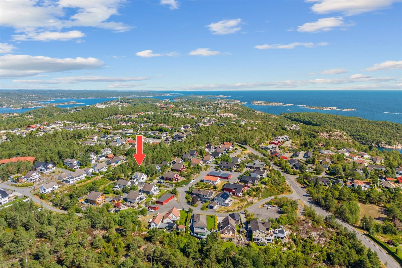 Eiendommen ligger lekkert til på Viddefjell med nærhet til skole, butikker, idrettsanlegg, sjøen, Randvika og alt som følger med. Galleribilde
