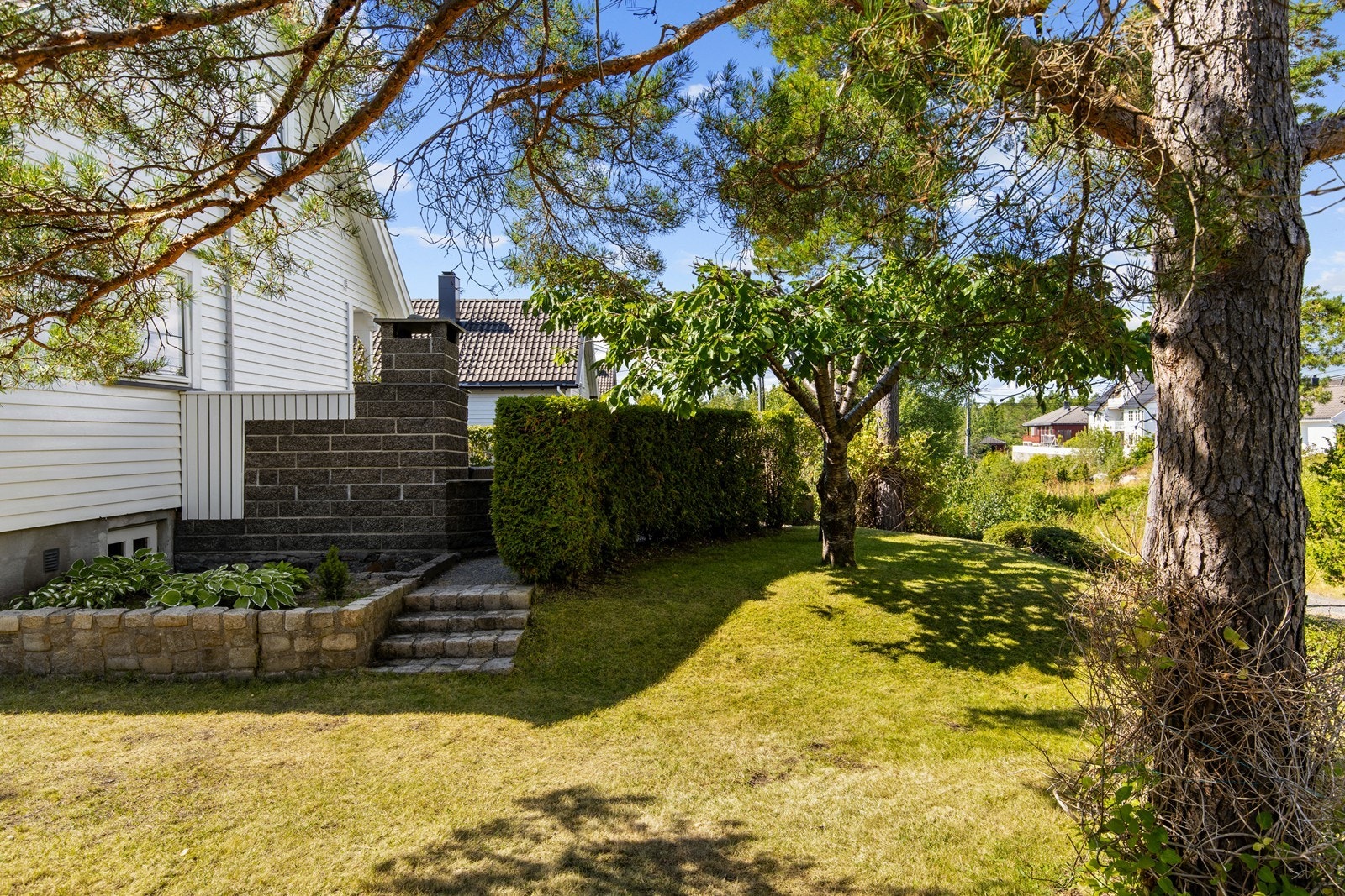 Uansett hvor man går i hagen er det gjort et arbeid for at det skal kunne brukes og utnyttes. Galleribilde