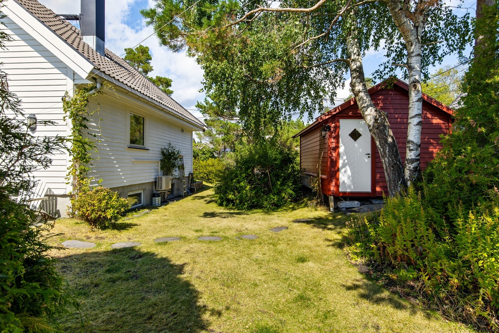 Man oppdager noe nytt hver gang man går rundt i hagen. Annekset er et flott tillegg og kan brukes til kontor, ekstra stue eller et sted å gjemme seg for hobbyer. Galleribilde
