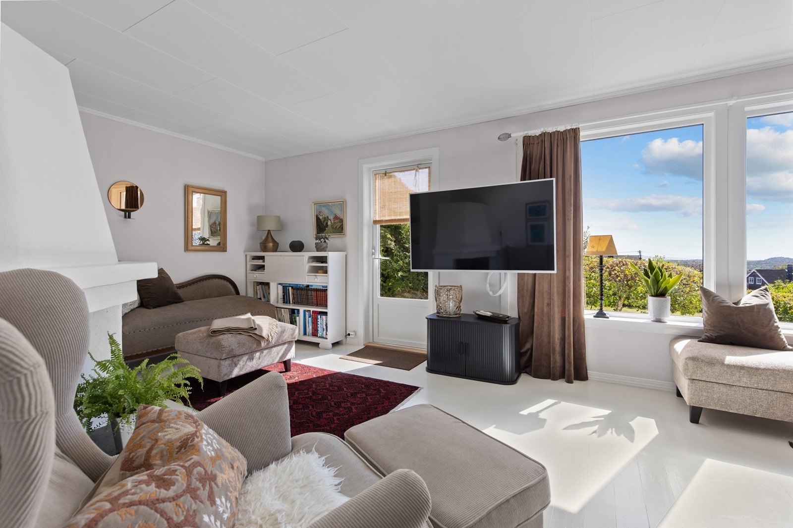 Romslig stue med flere soner. Her har hele familien plass til koselige innedager. Galleribilde