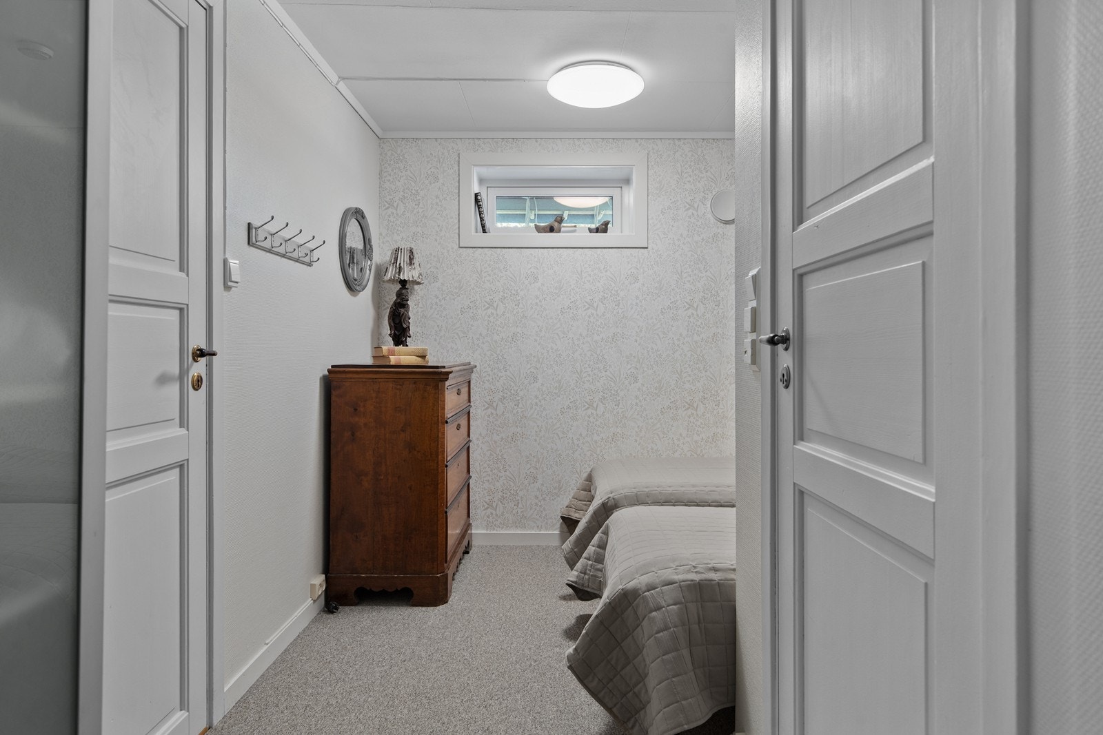 Fra gangen er det adgang til et rom som idag brukes til gjesterom. Rommet er ikke et soverom på originale tegninger, og man må gå ut i fra at det ikke er søkt bruksendring for varig opphold hos kommunen. Galleribilde