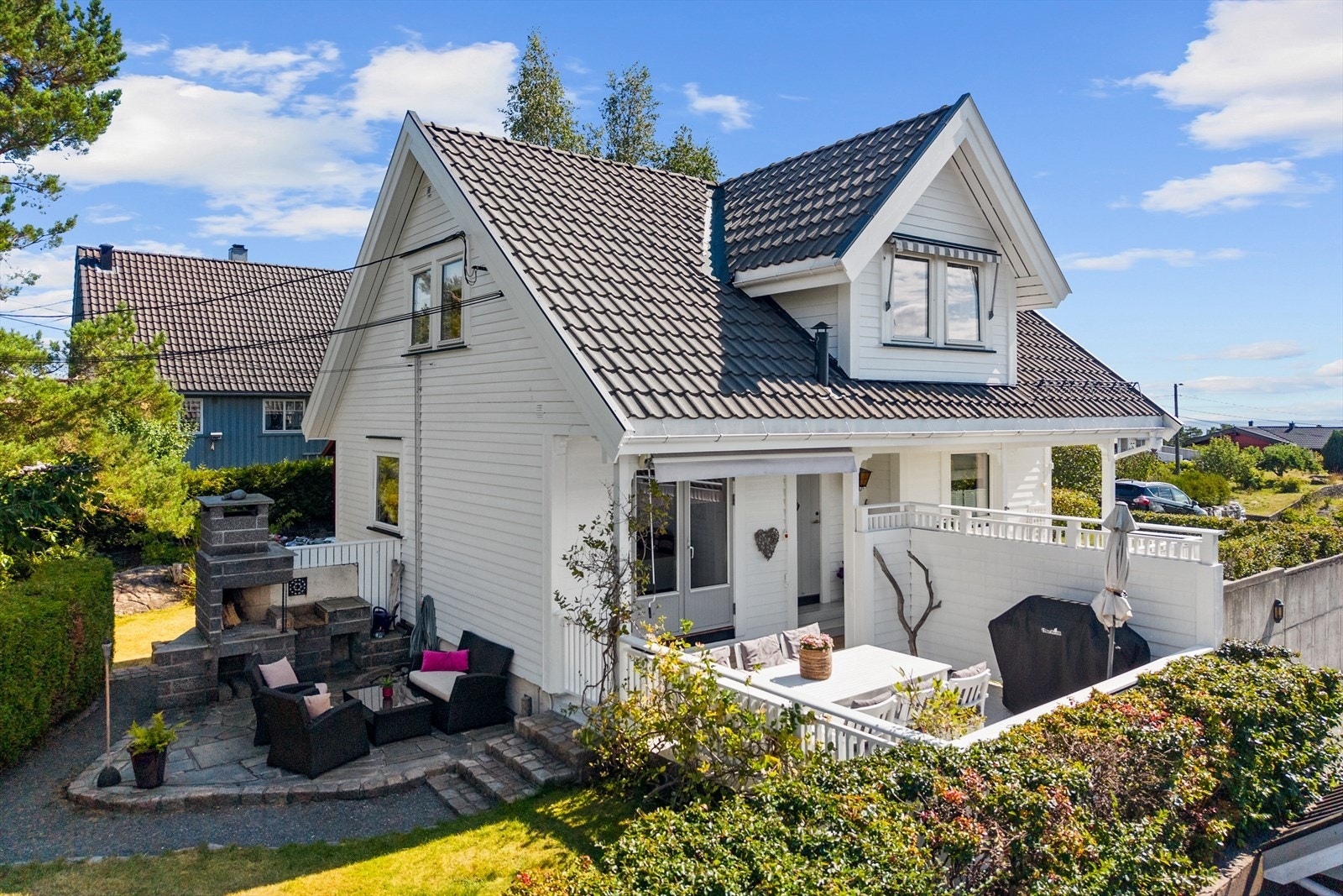 En fantastisk innholdsrik enebolig over 3 plan med stor tomt! Tomten er flott opparbeidet, og har flere soner for varme sommerdager. Galleribilde