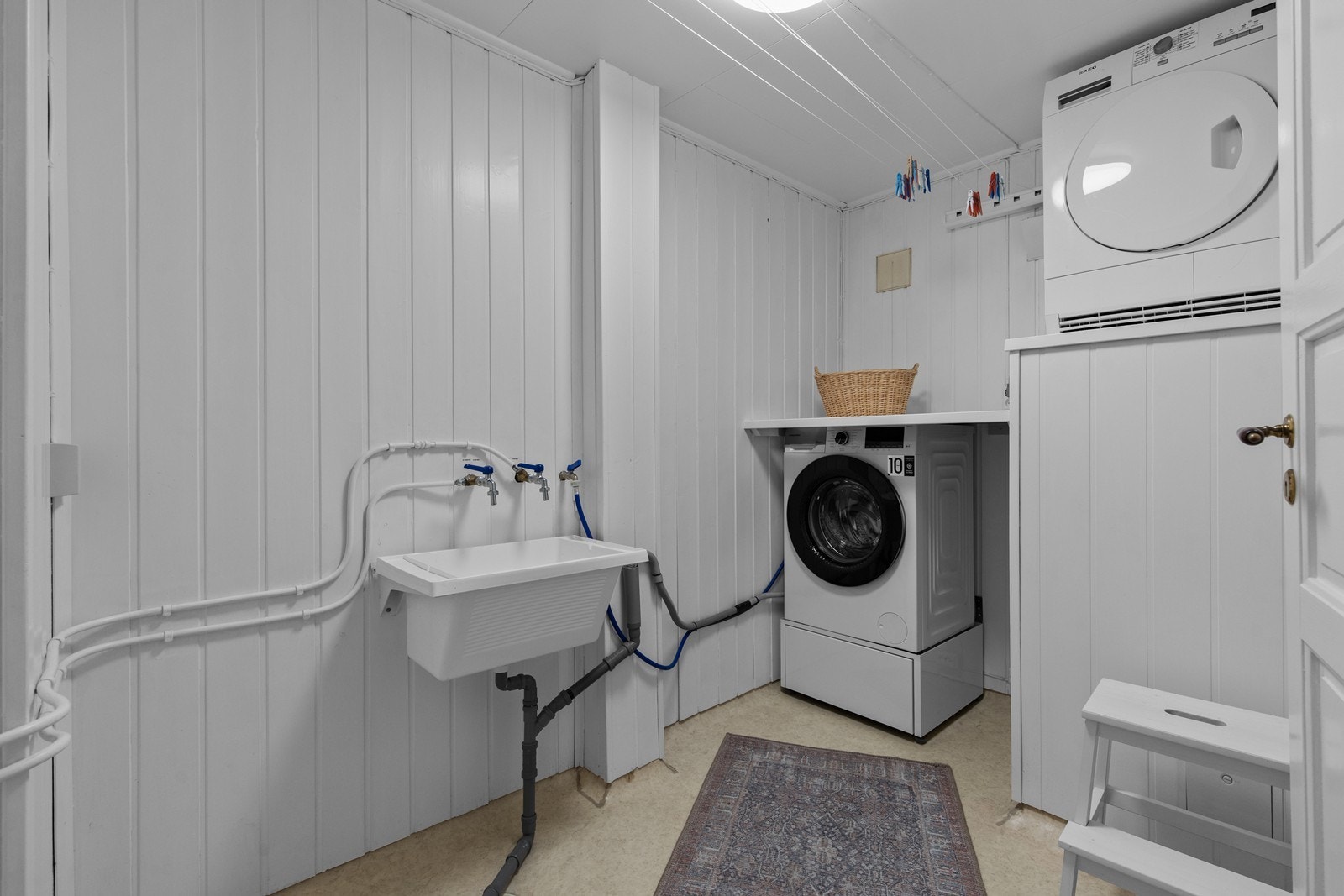 Boligen har eget vaskerom. Dette er hverdagsluksus for storfamilien. Galleribilde