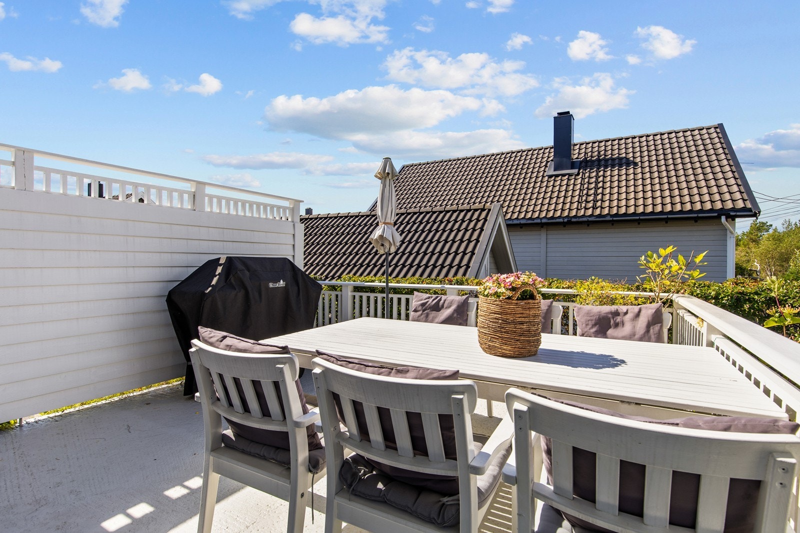 Boligen har flere soner utvendig. Denne terrassen har adkomst rett ut fra kjøkkenet og er perfekt for sosiale sammenkomster. Galleribilde