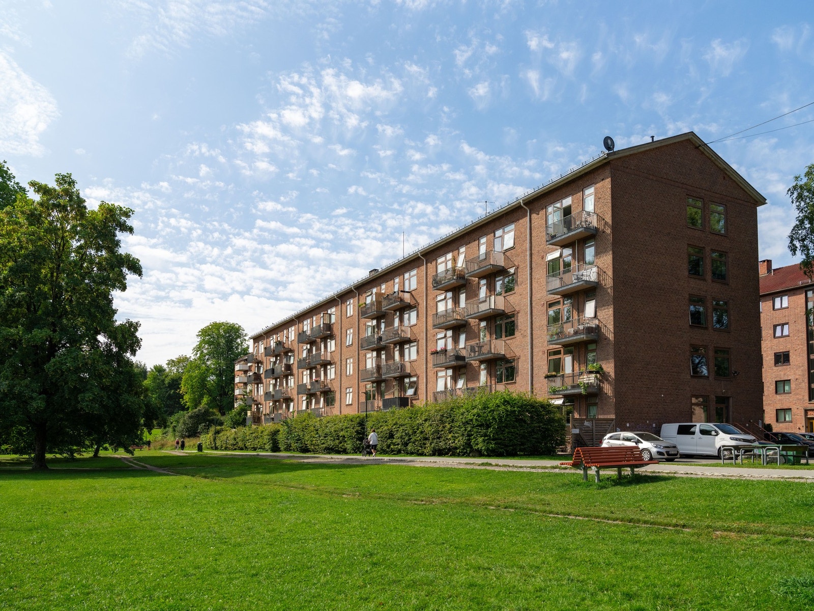 Her bor du med en svært rolig og tilbaketrukket beliggenhet i idylliske grøntområder - rett ved Akerselva. Galleribilde