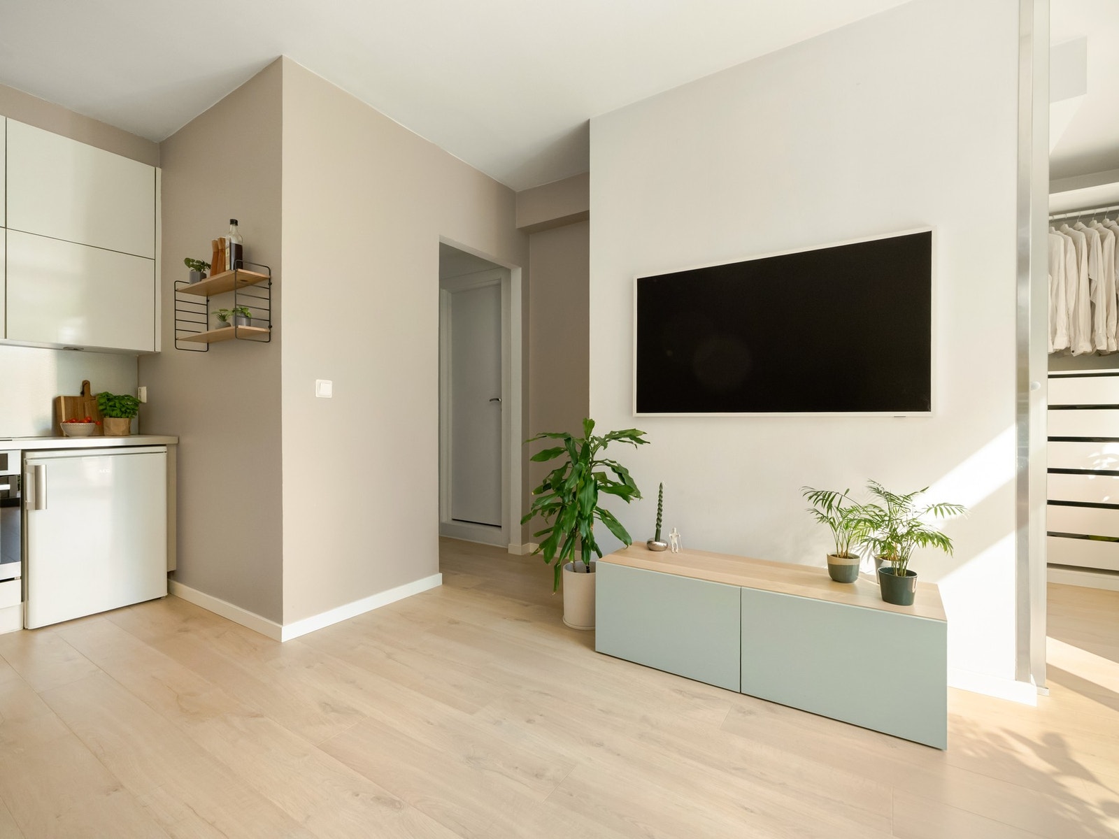 Vi går tilbake i stuen, og videre inn hvor vi finner entréen. Galleribilde