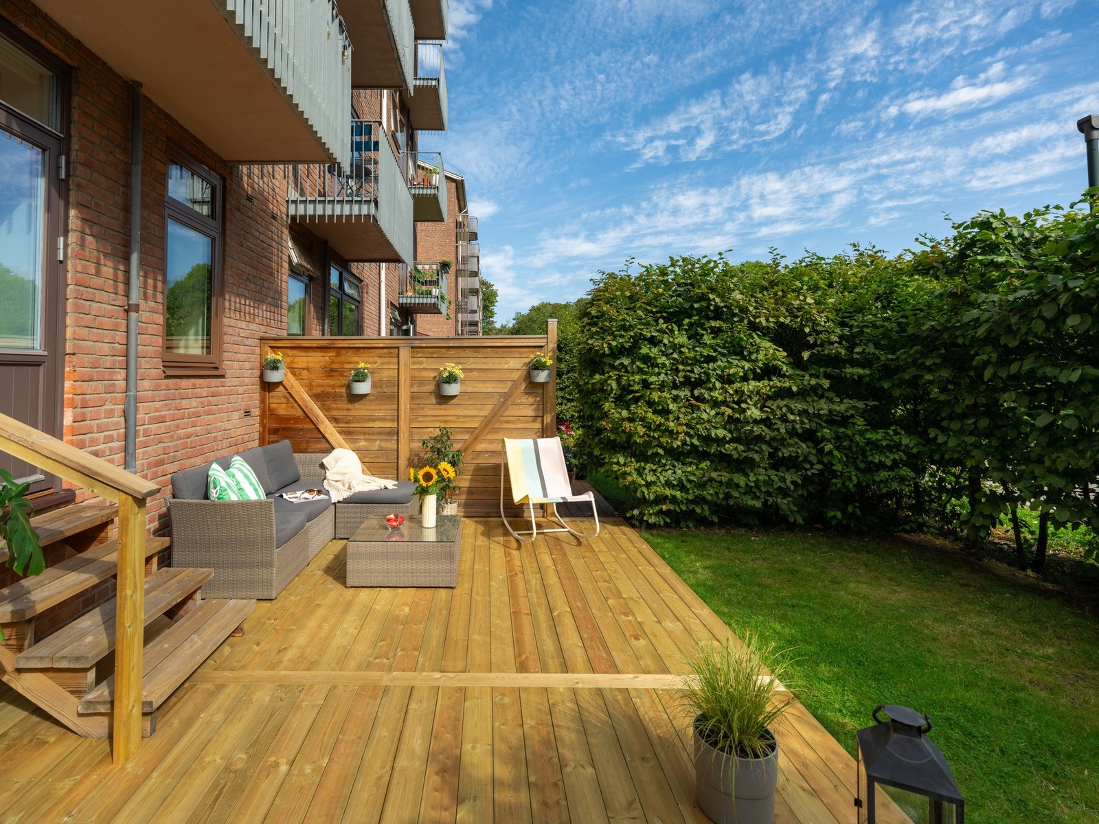 I tillegg til terrasse, disponerer leiligheten hage. Det er verdt å nevne at terrasseplattingen er ny i 2026. Galleribilde