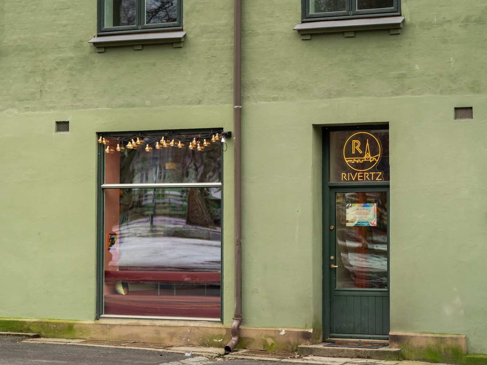Rivertz på Sagene er den kule nabolagsbaren med masse god vin og flott kunst. Galleribilde