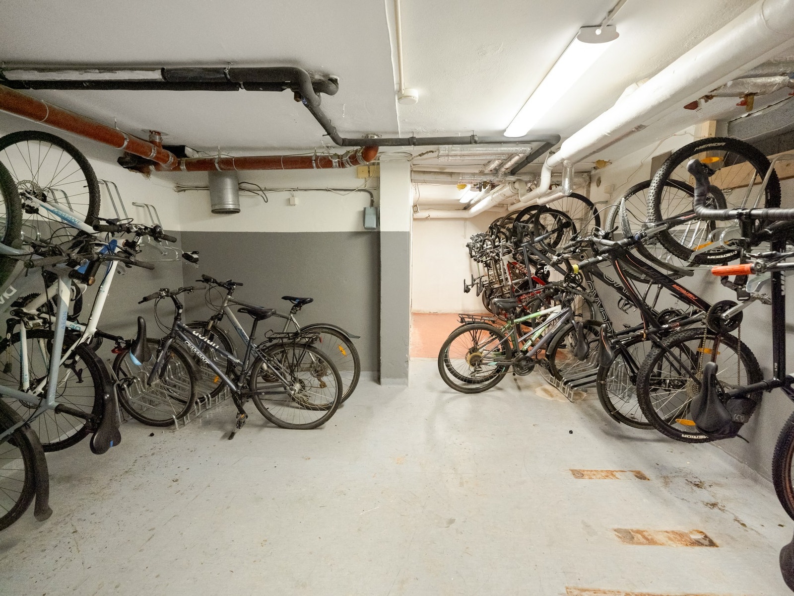 Borettslaget har både innvendig og utvendig sykkelparkering. Galleribilde