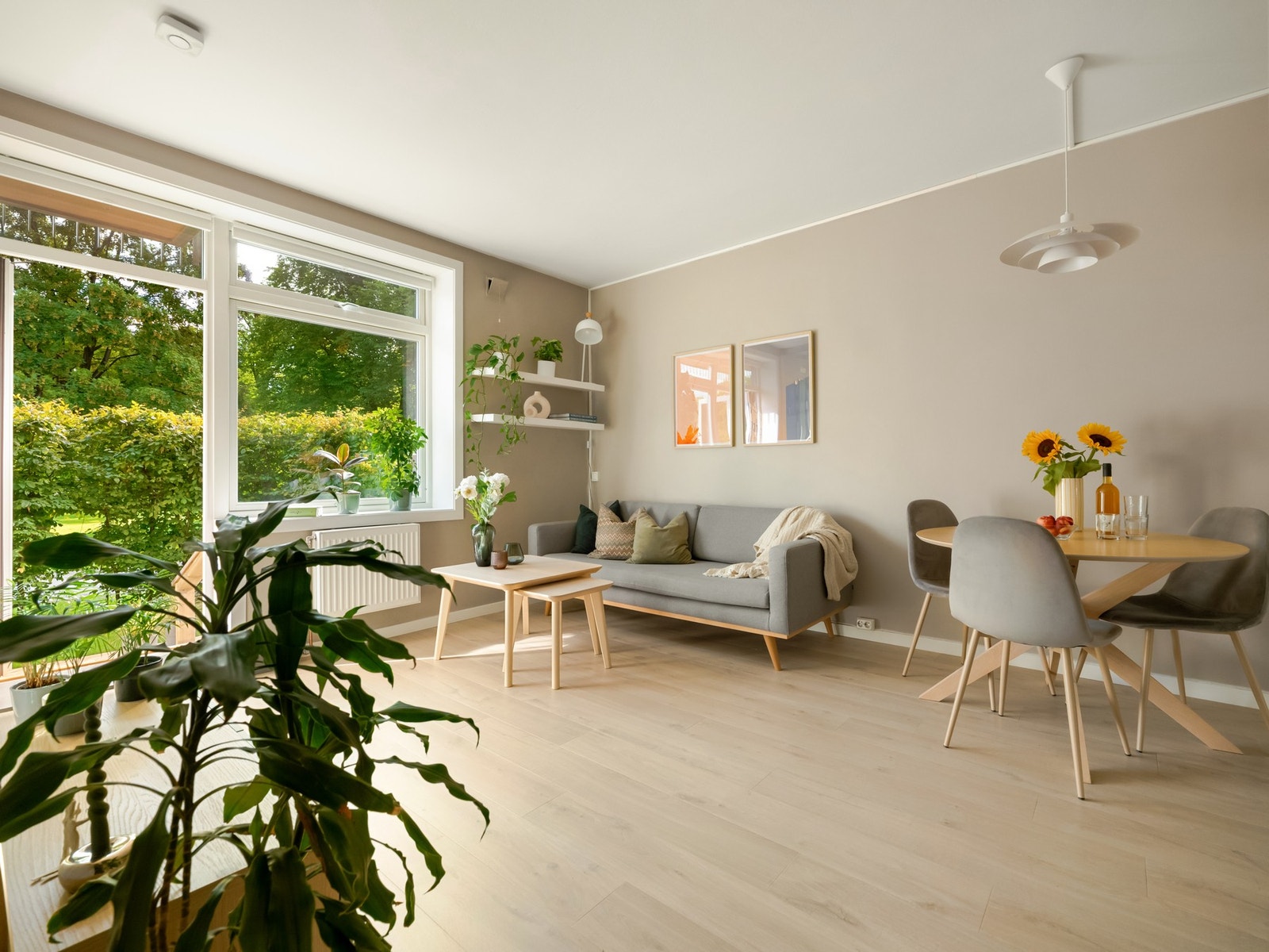 Du får også stor glede av det grønne utsynet fra inne i boligen. Vi kan med sikkerhet si at dette er noe du ikke får mange steder i byen. Galleribilde