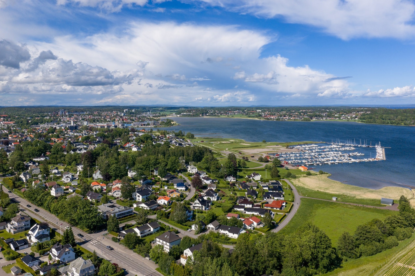 Øvre Strandvei 31 D ligger sentralt på Teie i Færder kommune. Galleribilde