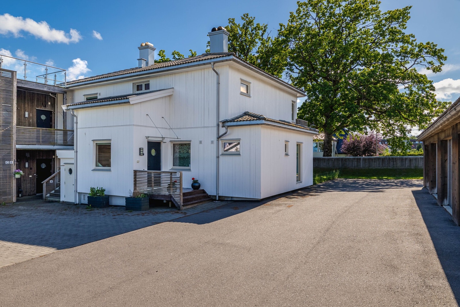 Et solid hus med historie tilbake til 1938, oppgradert gjennom en omfattende renovering i 2011-2012. Galleribilde