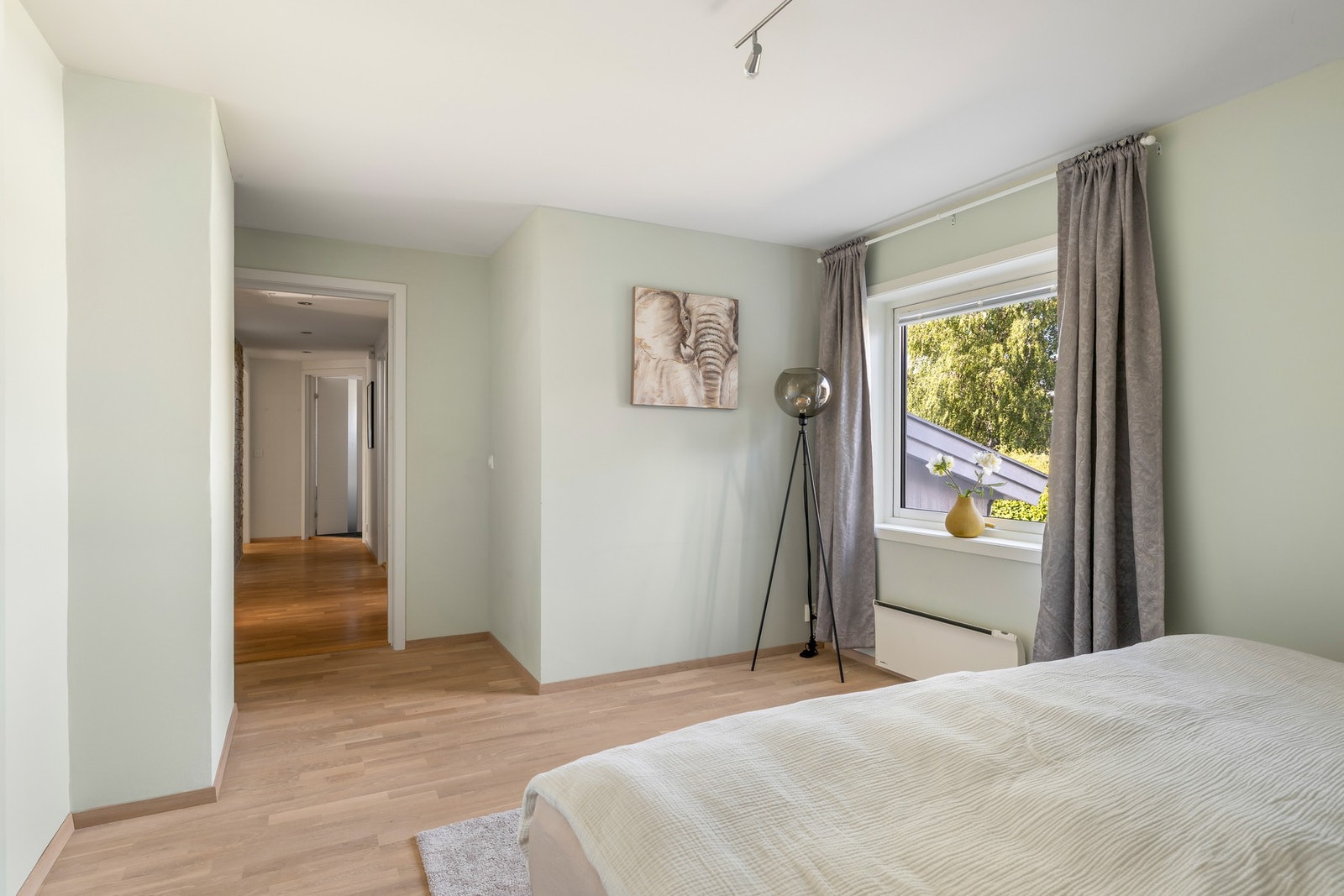 Rommet gir god plass til dobbeltseng med nattbord på begge sider, samt. god oppbevaringsplass i skap/kommode. Galleribilde