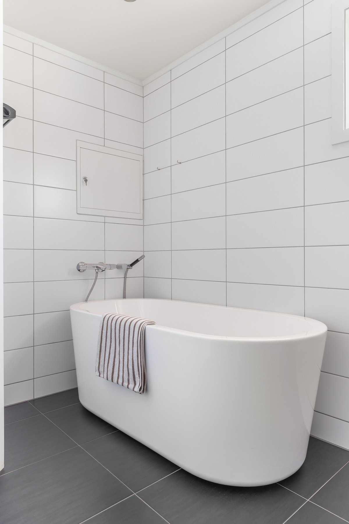 Badet er fliselagt og ble oppgradert i 2012, med teknisk forskrift fra 2010 lagt til grunn. Galleribilde