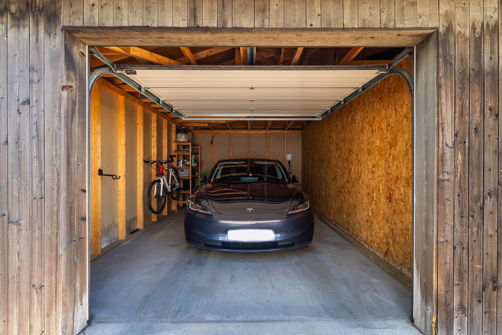 Garasjeplassen ligger i en garasjerekke fra 2011, oppført i trekonstruksjon med valmtak og betongtakstein. Leddport med automatisk åpner gjør det enkelt å parkere i alle slags vær. Galleribilde